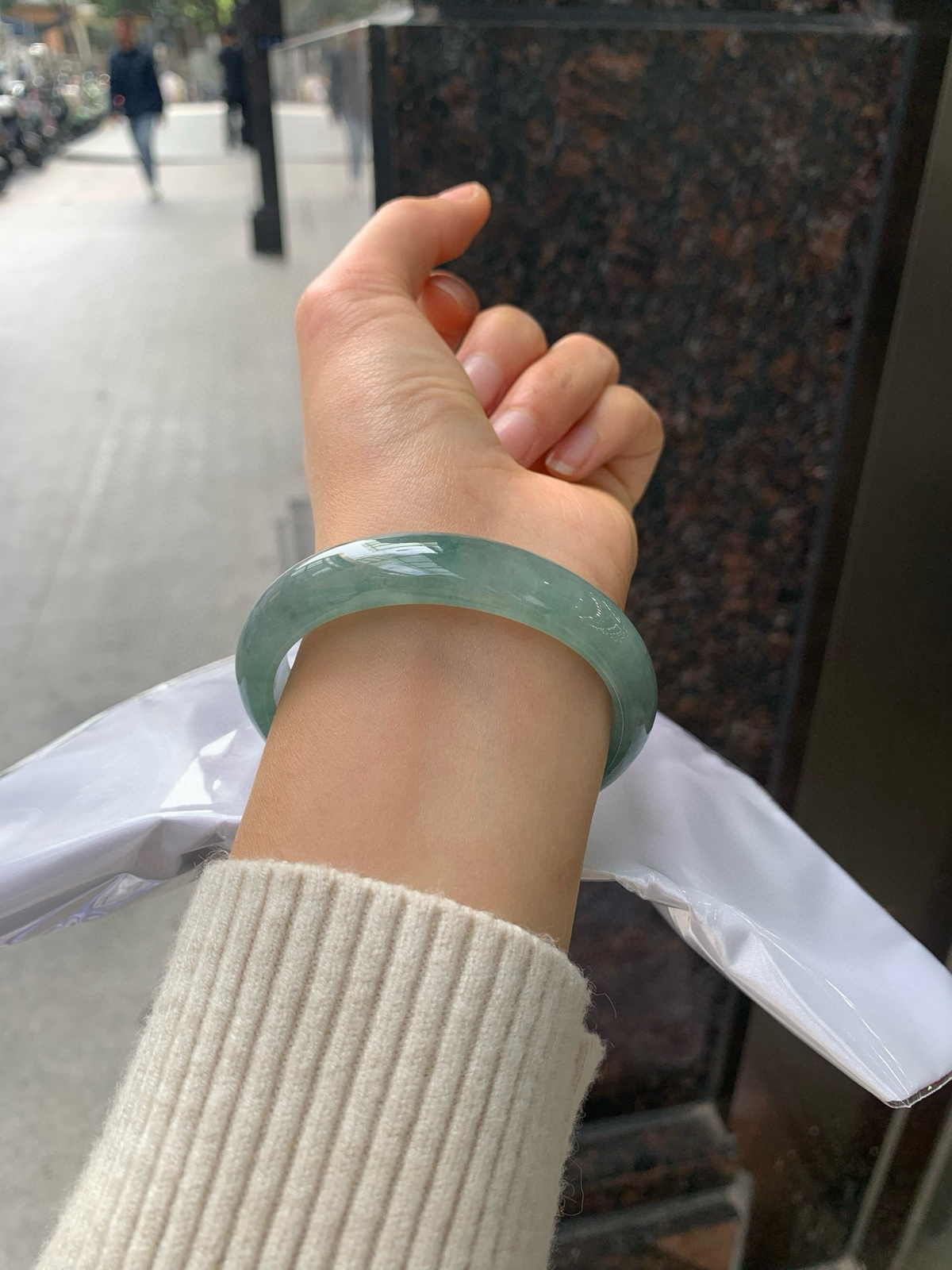 冰油绿贵妃，无纹裂
56.5+49.5-13.2-7.2
底妆冰透细腻，满圈油绿底，色泽浓郁得像茂密的森林，神秘又不失贵气，韵味悠长，上手彰显古典之美