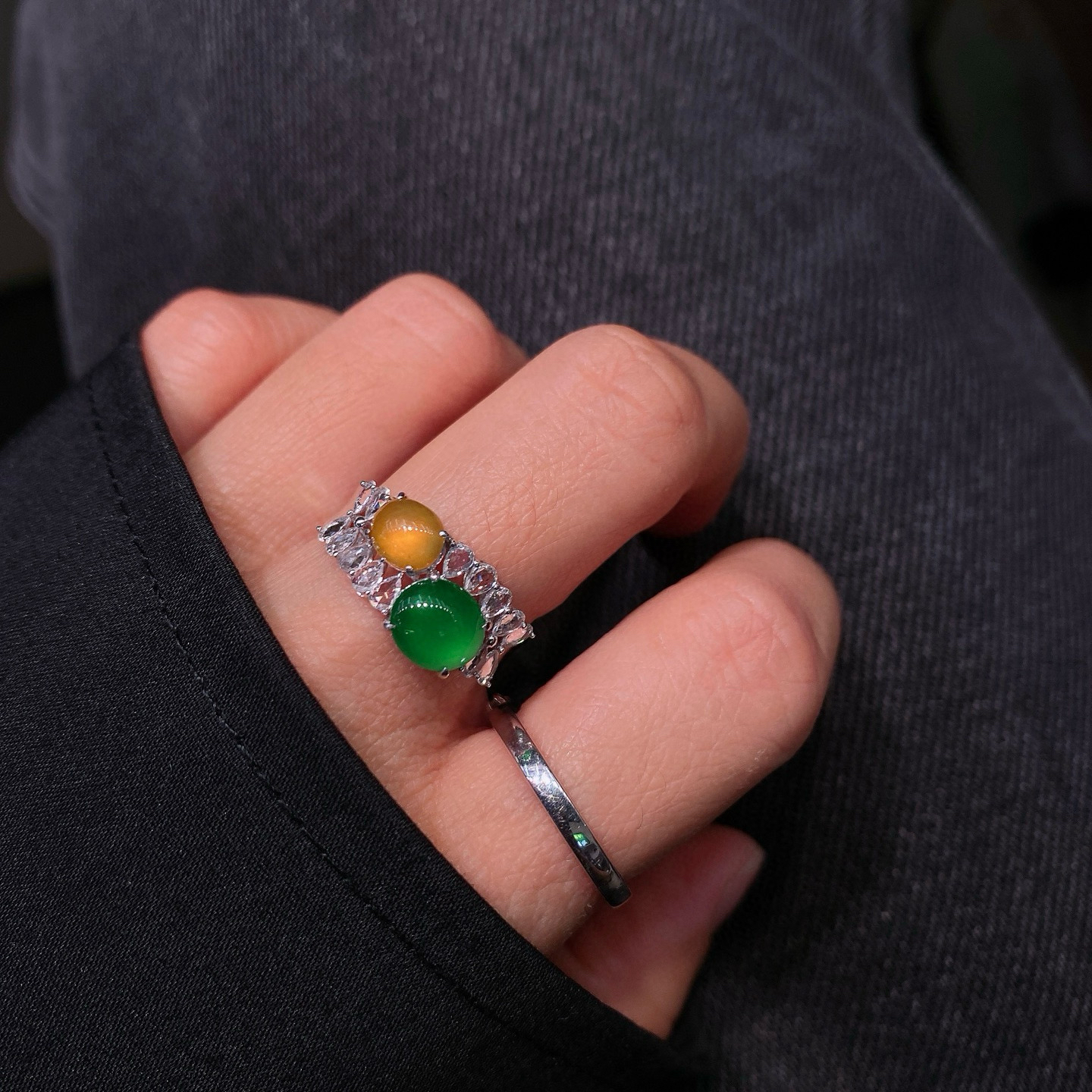 双色蛋面戒指 
冰绿蛋组合戒指，色泽饱满鲜活
18k金镶嵌，精致又大气，实物更美～