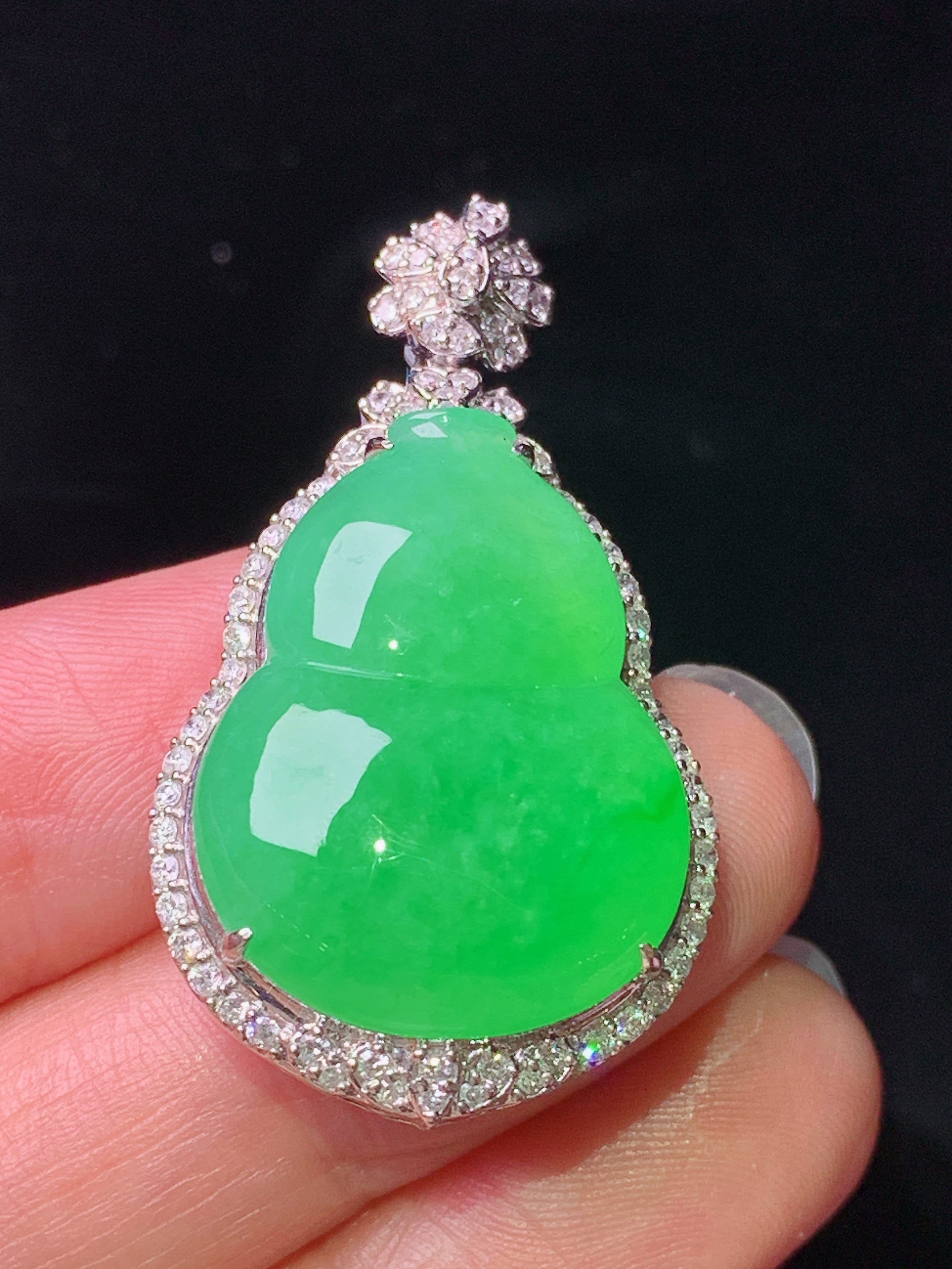 18k金镶嵌满绿葫芦吊坠 玉质细腻 色泽艳丽清新 水润亮眼 整体尺寸37.8*21.3*12t3