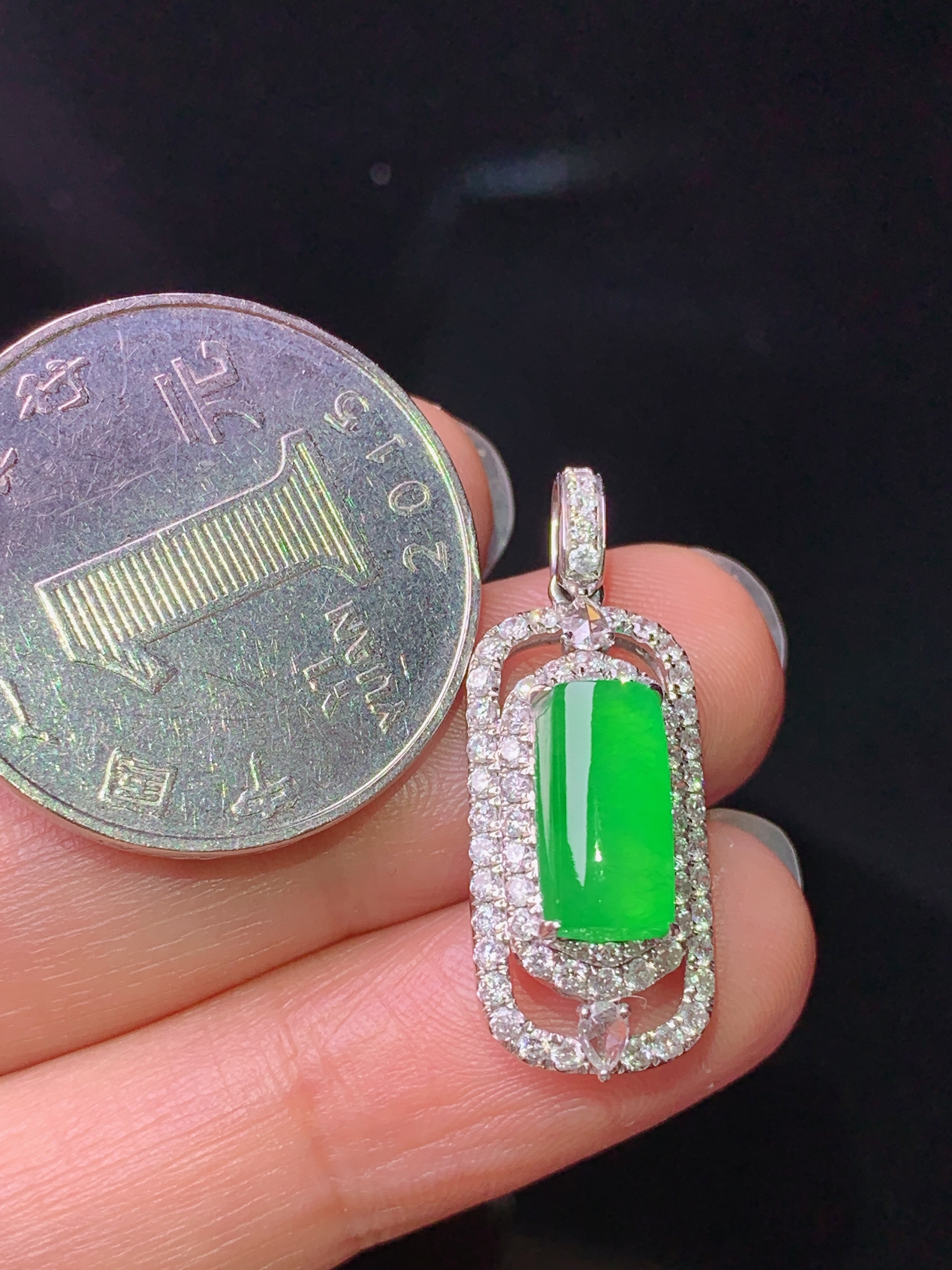 18k金镶嵌满绿玉柱吊坠 玉质细腻 色泽艳丽清新 水润亮眼 整体尺寸27.8*10.3*7.5t3