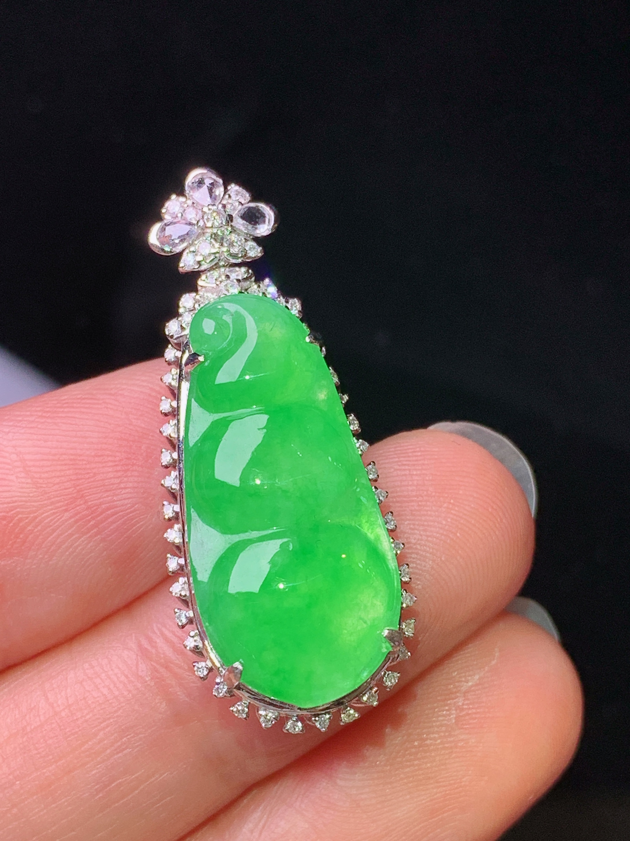 18k金钻镶嵌翠绿四季豆吊坠 玉质细腻 色泽艳丽清新 水润亮眼 整体尺寸34*13.5*8j2