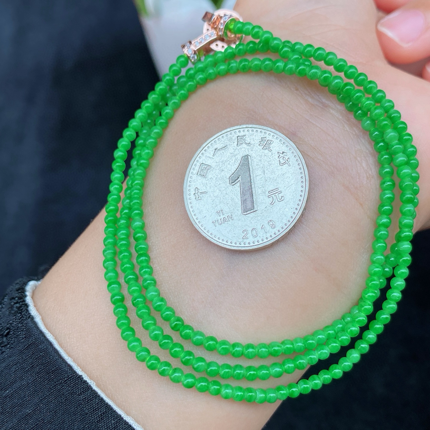 冰阳绿小米珠珠链 
冰种质地，阳绿色浓郁鲜亮
圆珠均匀，光泽细腻
可以置于颈间佩戴，或是缠绕于手腕～
实物更美～