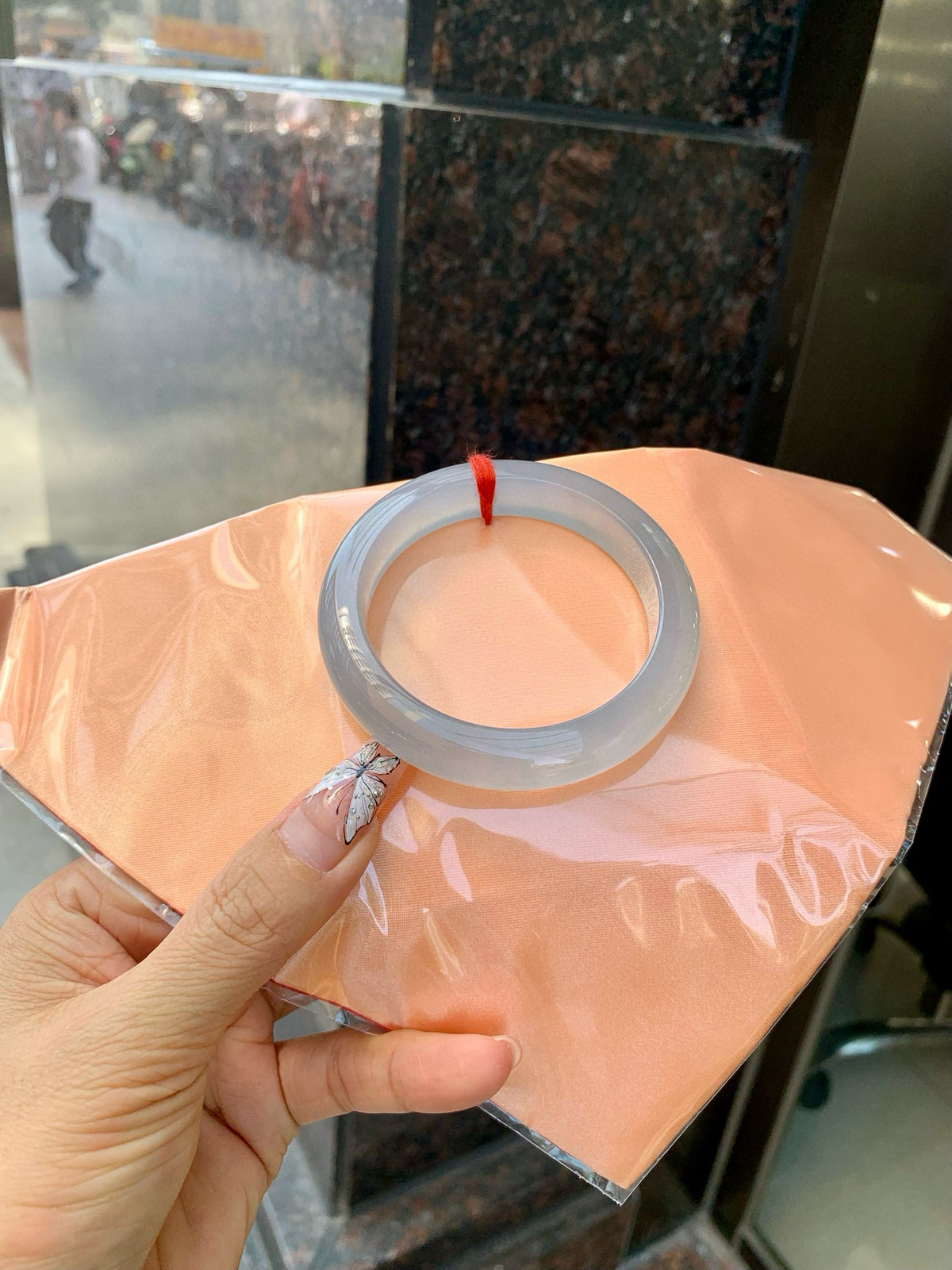 冰紫正圈，无纹裂
55.2-8.6-11.6
底妆冰润，淡淡粉紫，清透飘渺如雾般连绵，水光流转的美貌紫镯绝妙冰透，醉卧水云间，氤氲诗意的美跃然于手腕之间