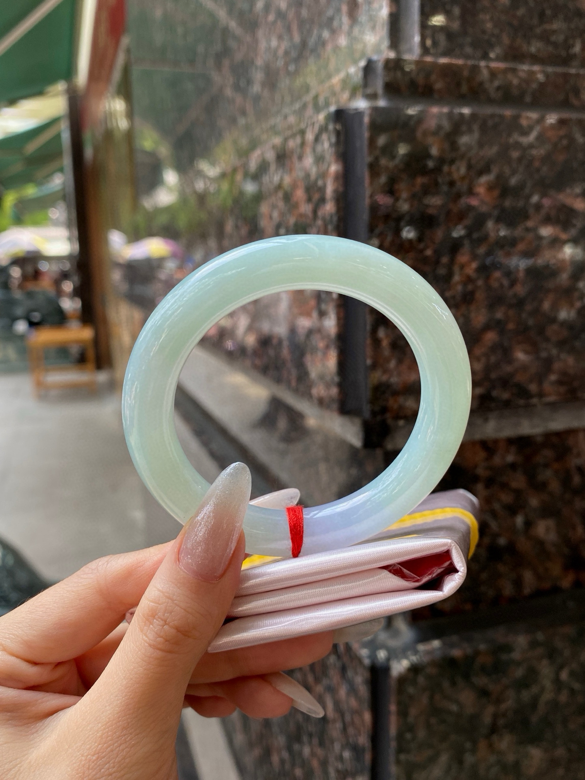 【果绿圆条手镯】
尺寸：55.2-10.8-10.8
自然光无滤镜，原图直出