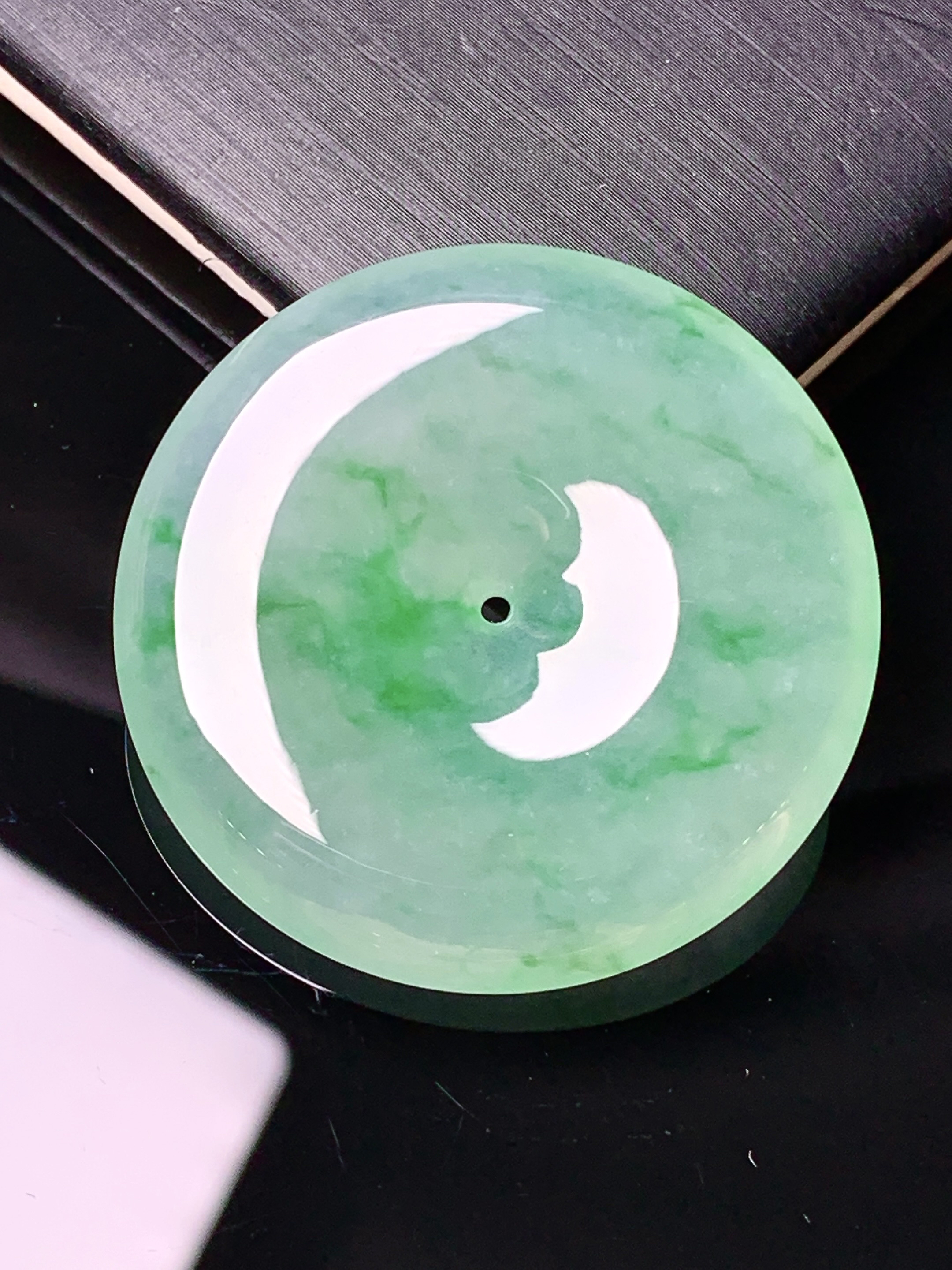 冰种飘绿平安扣吊坠 玉质细腻 色泽艳丽清新 水润亮眼 整体尺寸33.8*6x1