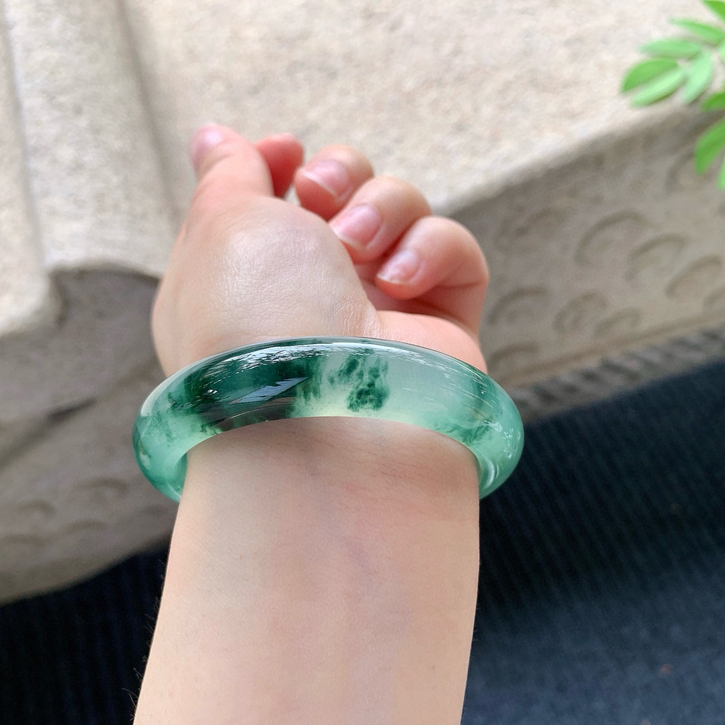 正圈53 54
【圈口】53.2/12.2/8.5
【描述】冰飘花，水润，种老，细腻，无纹裂！