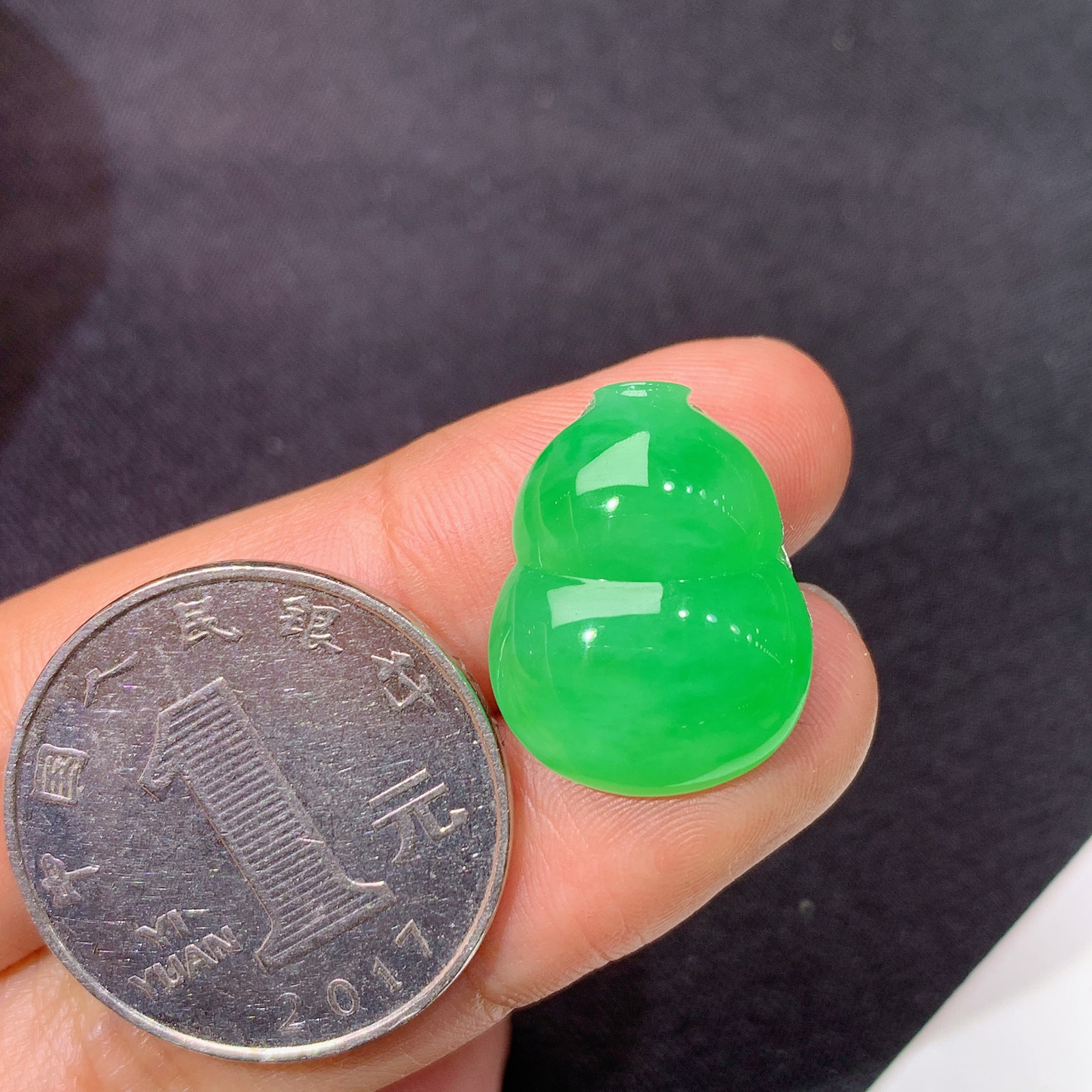 阳绿葫芦，镶嵌佳品，冰润色阳，玉质细腻，种水足，Mng 尺寸19.3*14.8*5.7