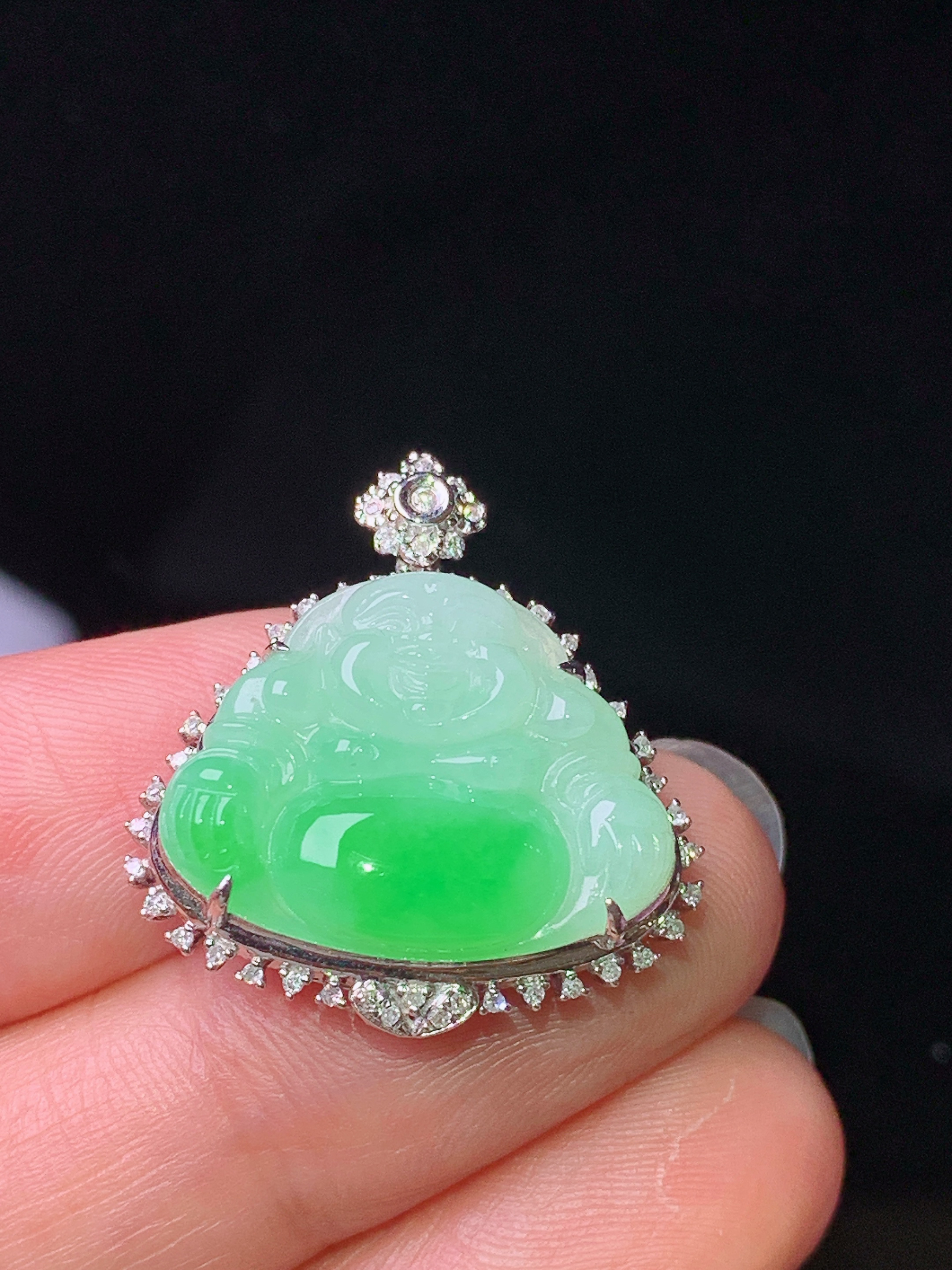 18k金钻镶嵌飘绿佛公吊坠 玉质细腻 色泽艳丽清新 水润亮眼 整体尺寸24.2*22.5*7.8j2