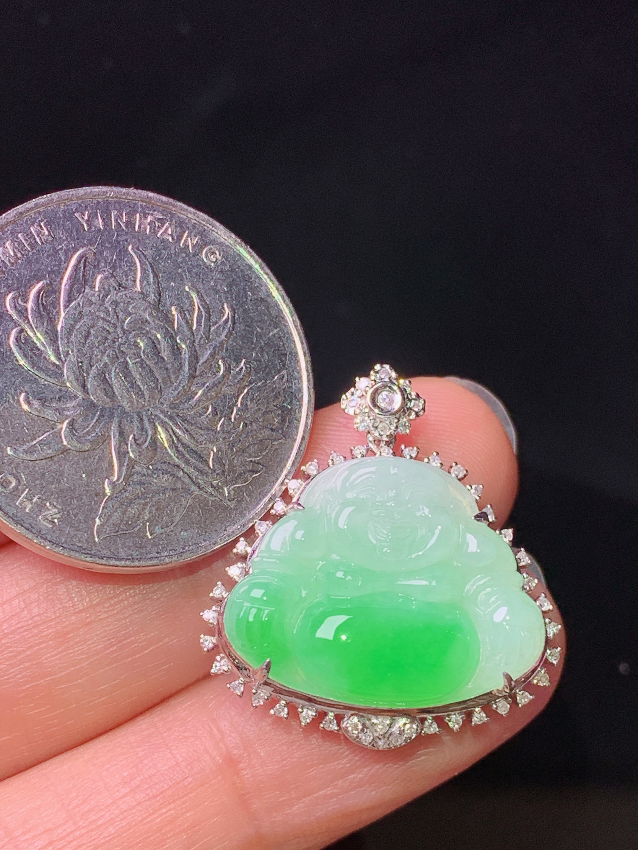 18k金钻镶嵌飘绿佛公吊坠 玉质细腻 色泽艳丽清新 水润亮眼 整体尺寸24.2*22.5*7.8j2