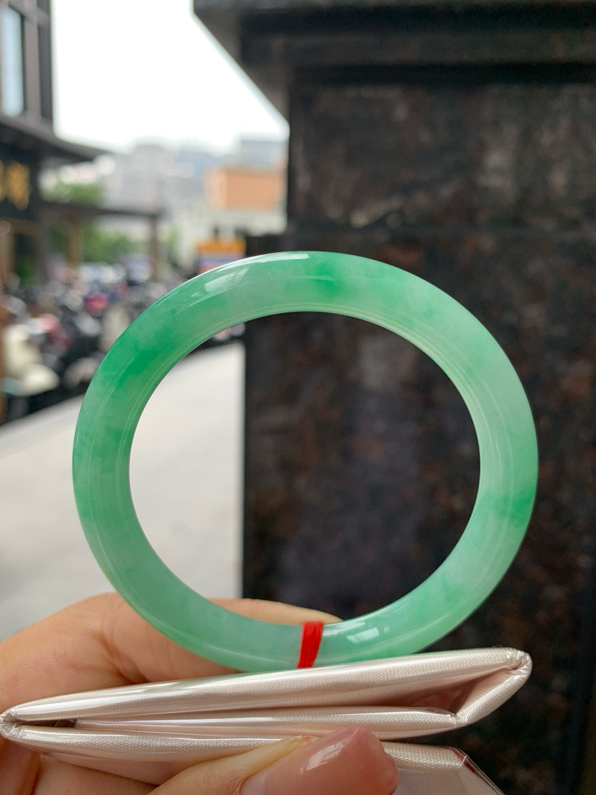 飘绿美人条
52.5-8-7.7
无纹裂，底妆细腻，近满绿美人条仙女专属款