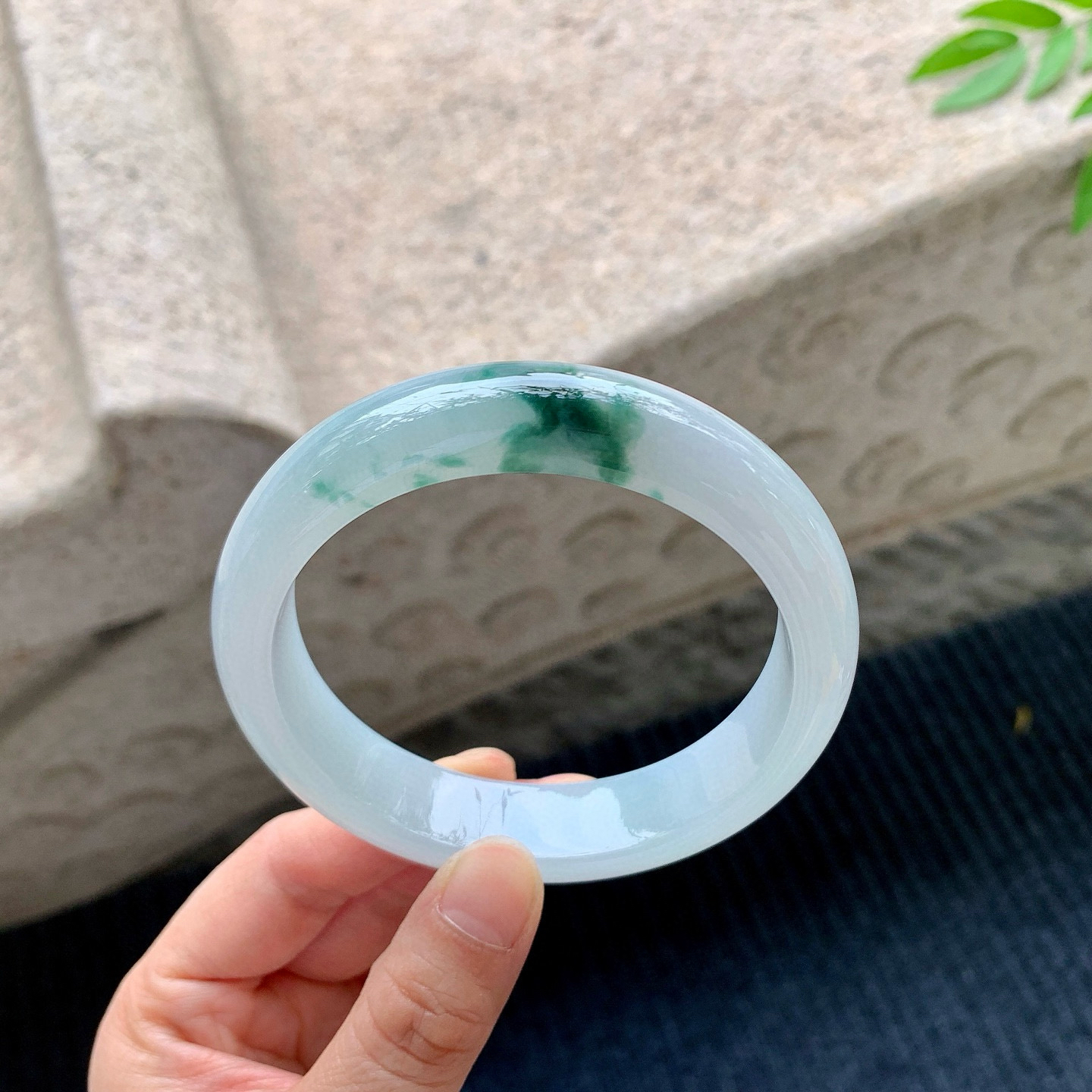 正圈60 61
【圈口】61.6/14.6/8.6
【描述】飘花，水润，种老，细腻，无裂纹！