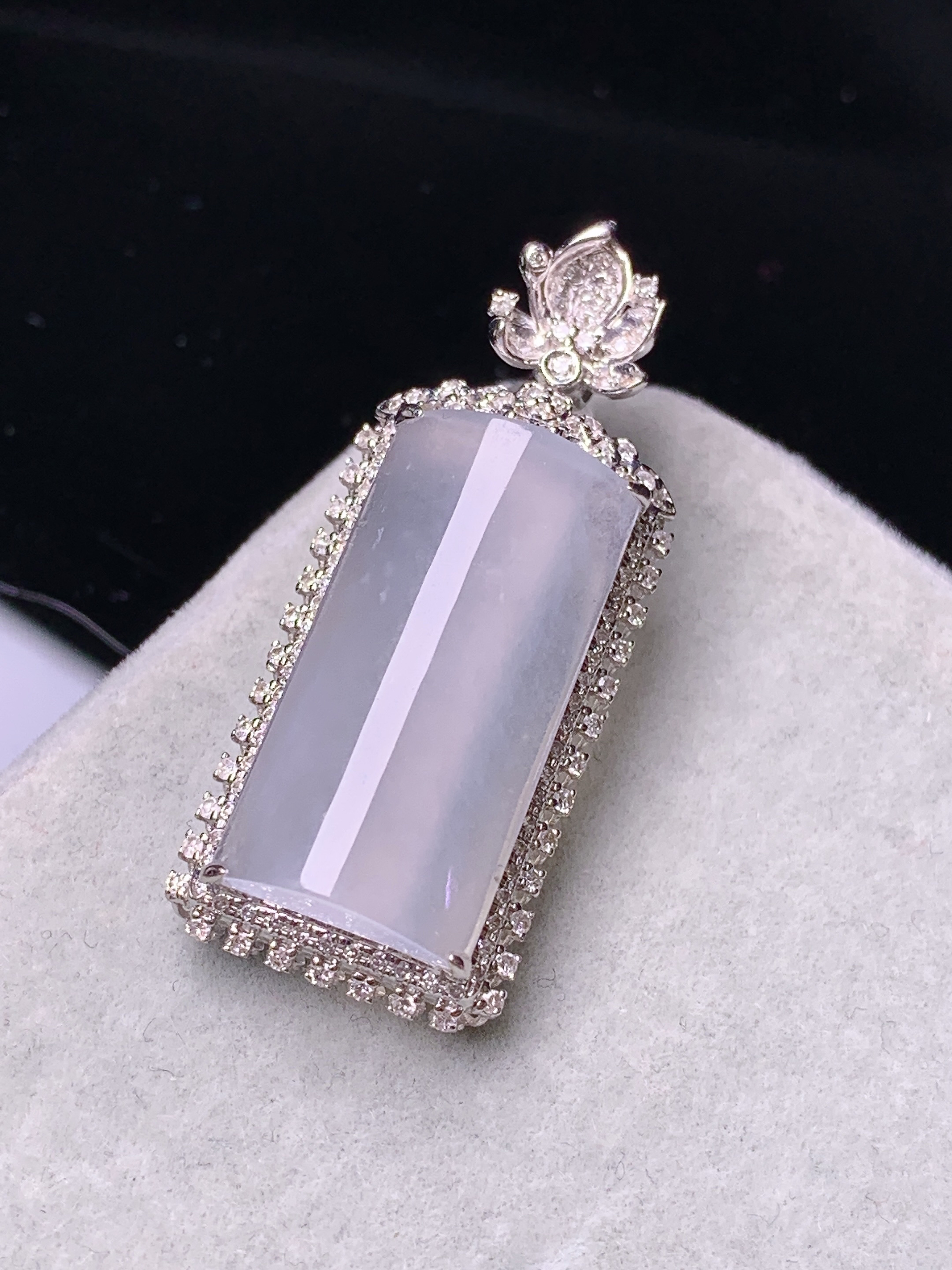 18k金钻镶嵌冰种玉柱吊坠 玉质细腻 色泽艳丽清新 水润亮眼 整体尺寸34.6*14.3*9g2