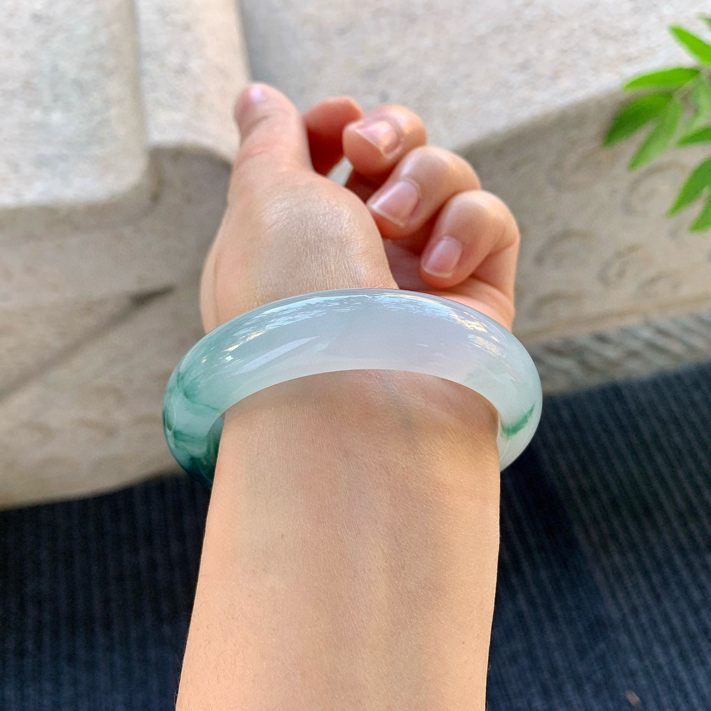 正圈53 54
【圈口】54.5/13.8/8.2
【描述】冰糯飘花，水润，种老，细腻，无纹裂！