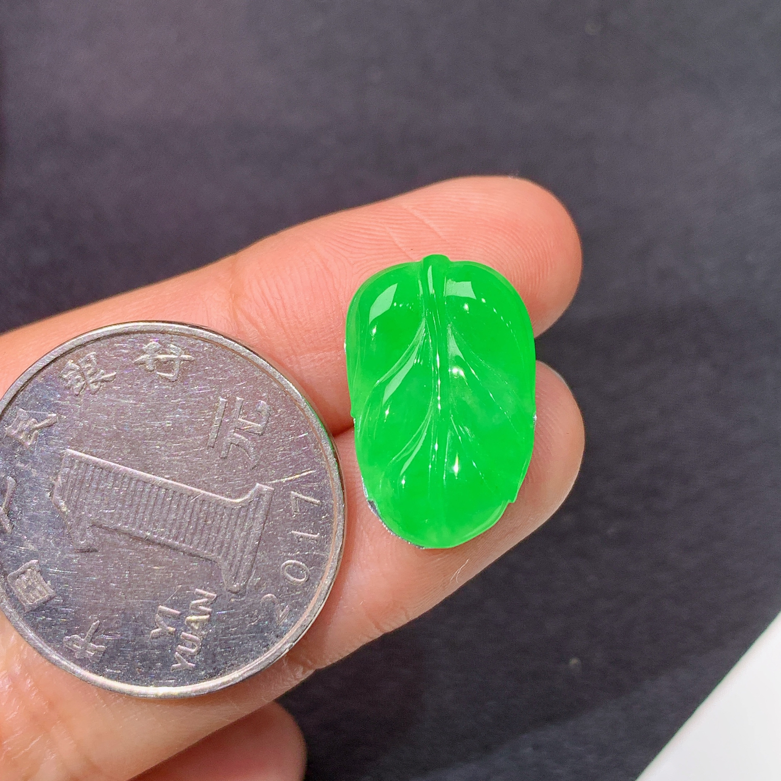 冰阳绿树叶，镶嵌佳品，冰润色阳，玉质细腻，种水足，Mng 尺寸18.6*11.8*3