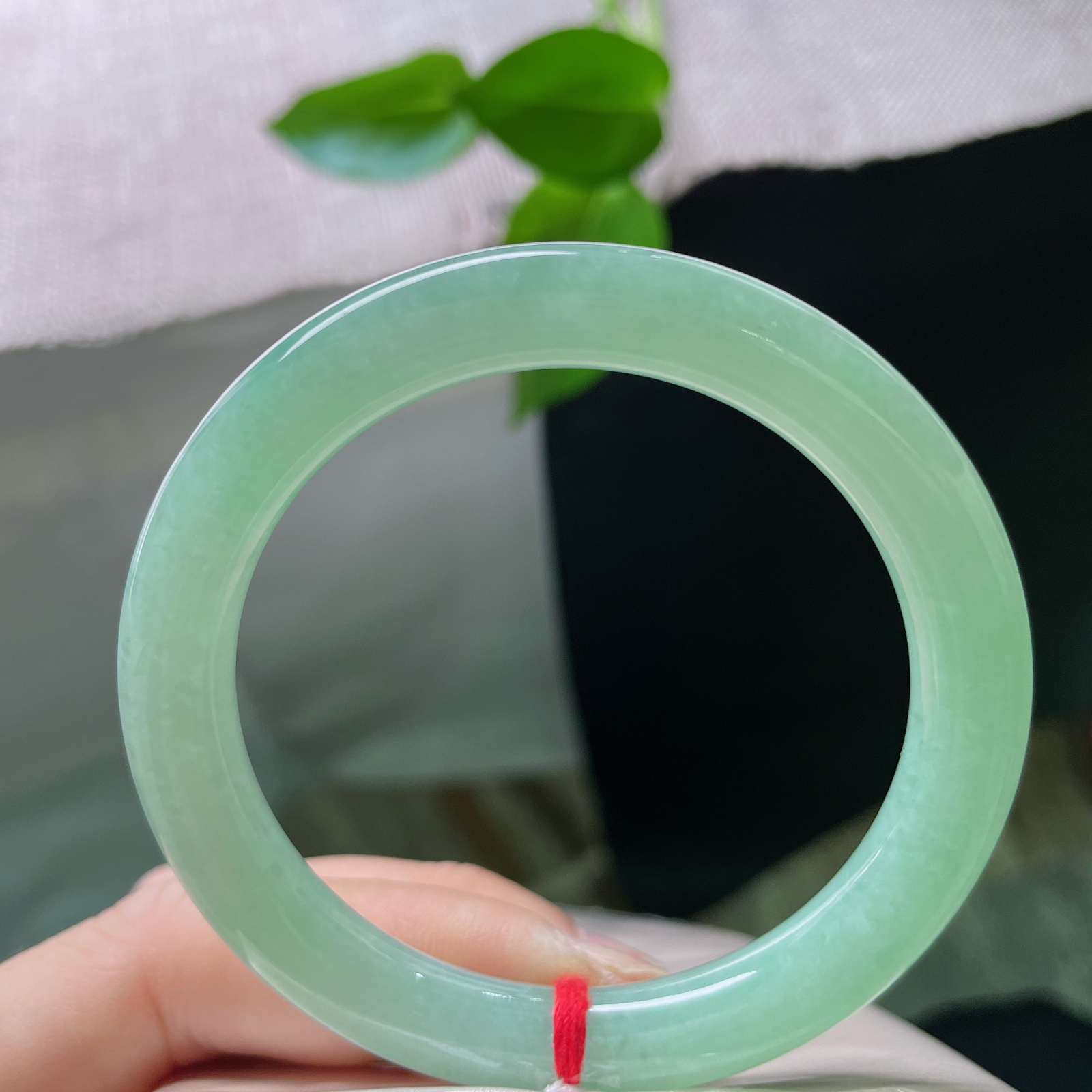 53.2/8.6果绿圆条，水润细腻，悠悠的云里有淡淡的绿，秀丽优雅，无暇