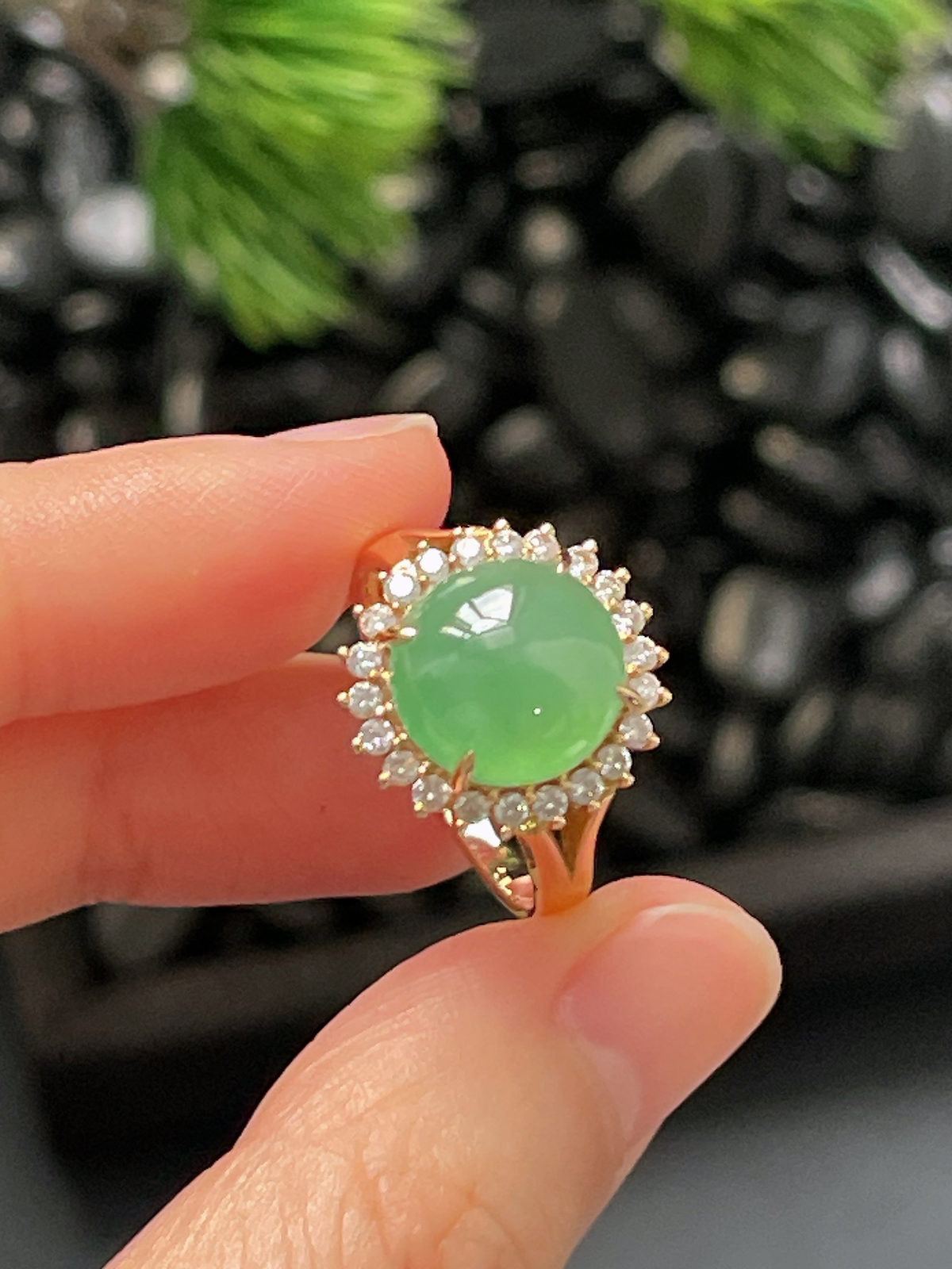 18k金翡翠绿色戒指