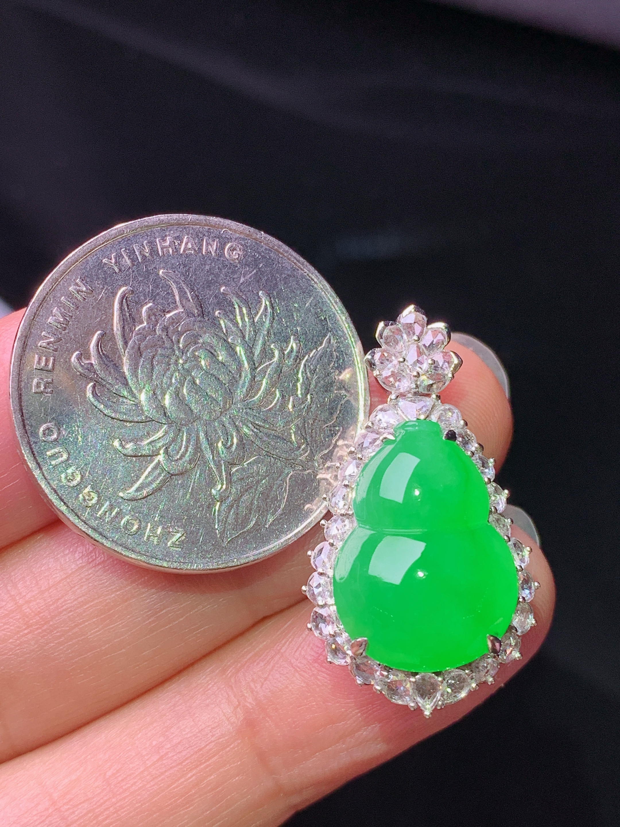 18k金镶嵌满绿葫芦吊坠 玉质细腻 色泽艳丽清新 水润亮眼 整体尺寸 28*15.6*11.8t3