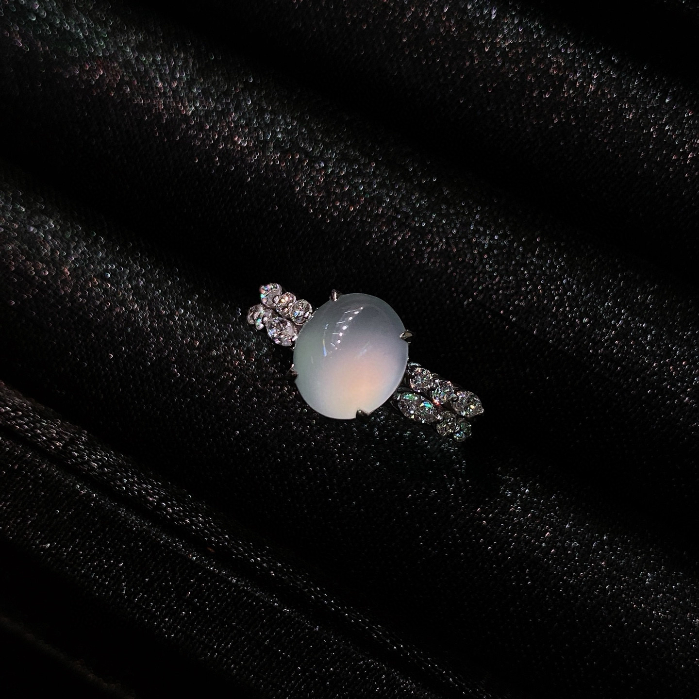 高冰蛋面戒指 
冰透水润，质地细腻
蛋面圆润饱满，18k金镶嵌
实物更美～