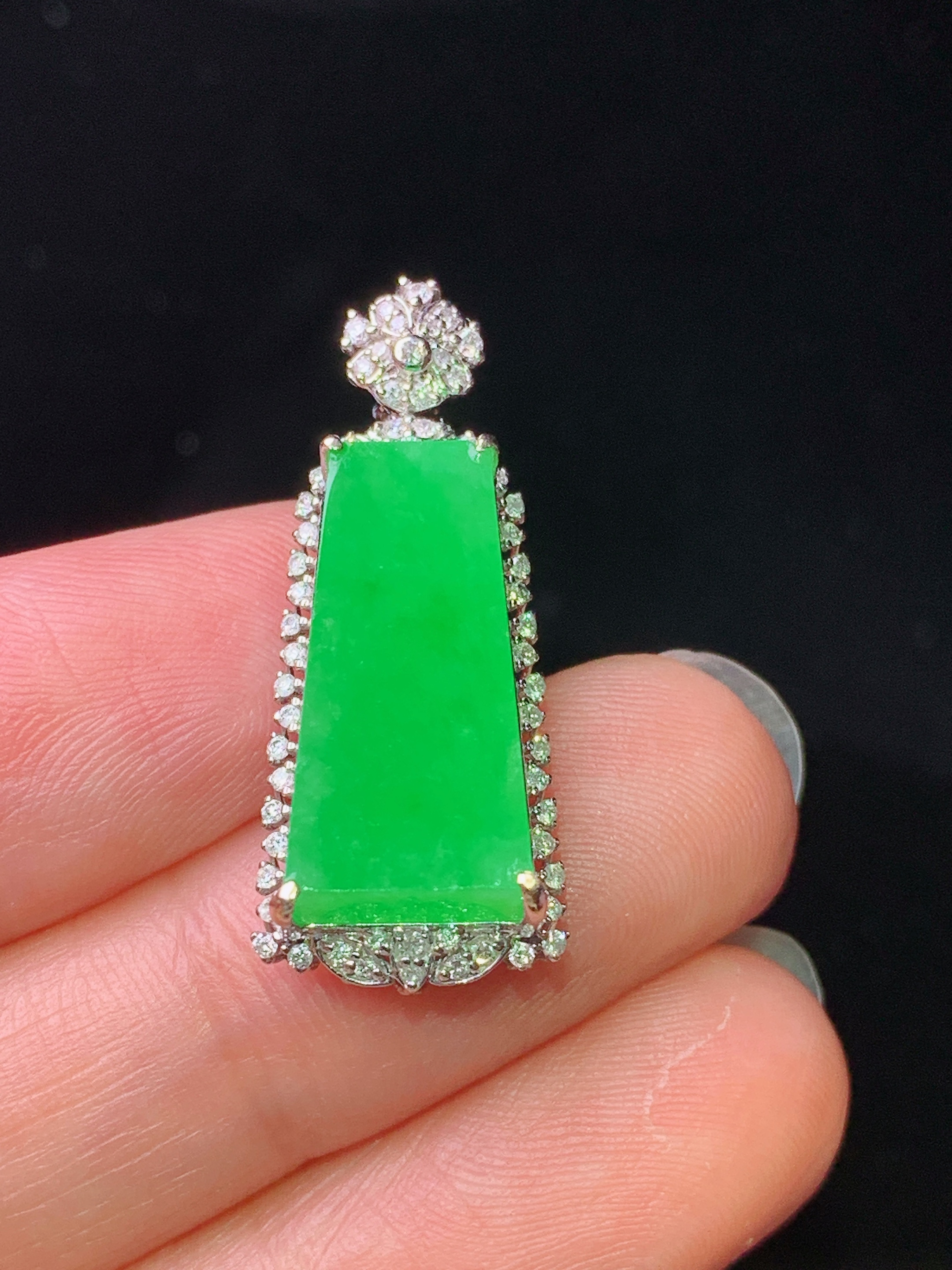 18k金钻镶嵌翠绿无事牌吊坠 玉质细腻 色泽艳丽清新 水润亮眼 整体尺寸28.5*11.8*8j2