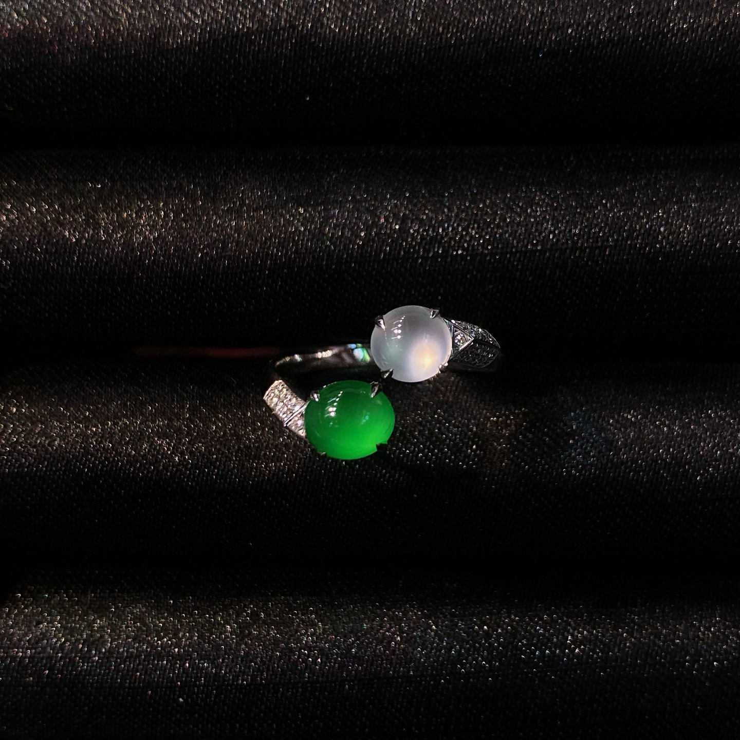 双色蛋面戒指 
冰绿蛋组合戒指，晶莹剔透
女神范十足，梦幻美感十足
18k金镶嵌，简镶真的很耐看
实物更美～