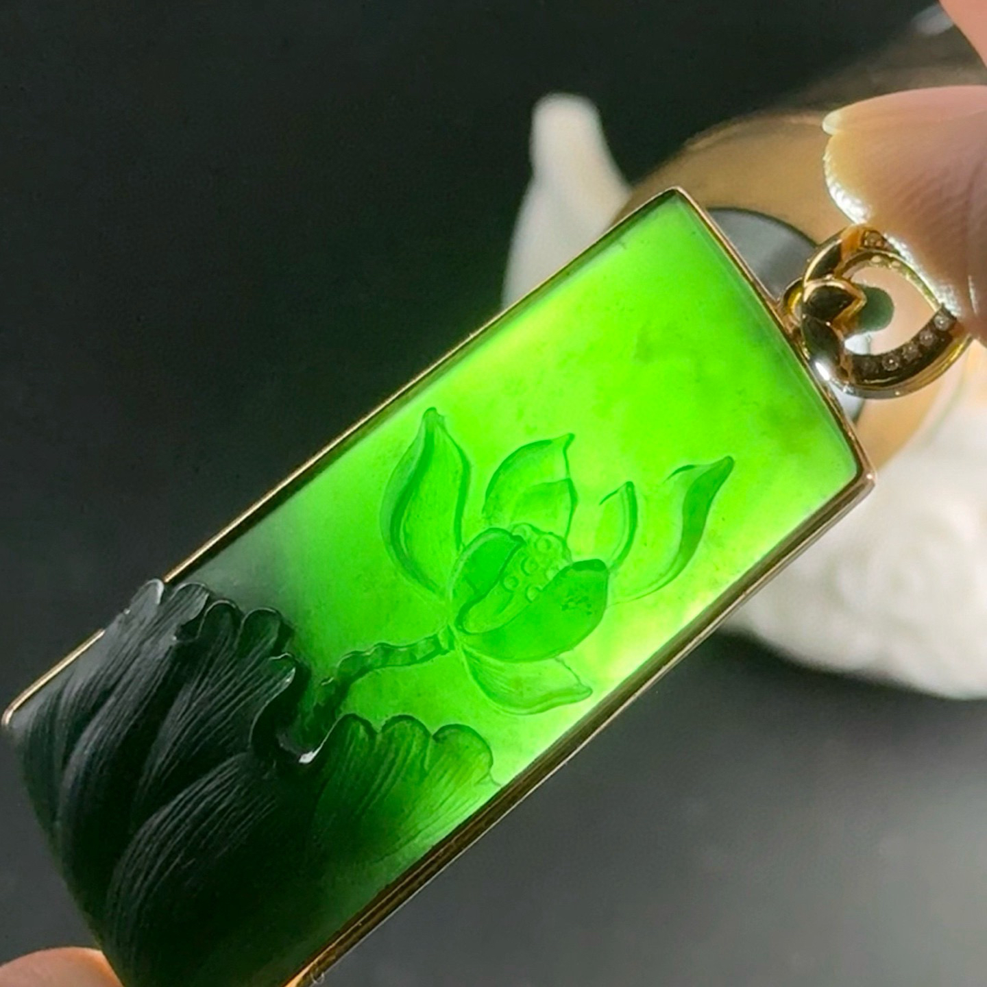 精品18k墨翠莲花牌 种好色正 黑度极好 打灯通透 油性十足  尺寸54.3