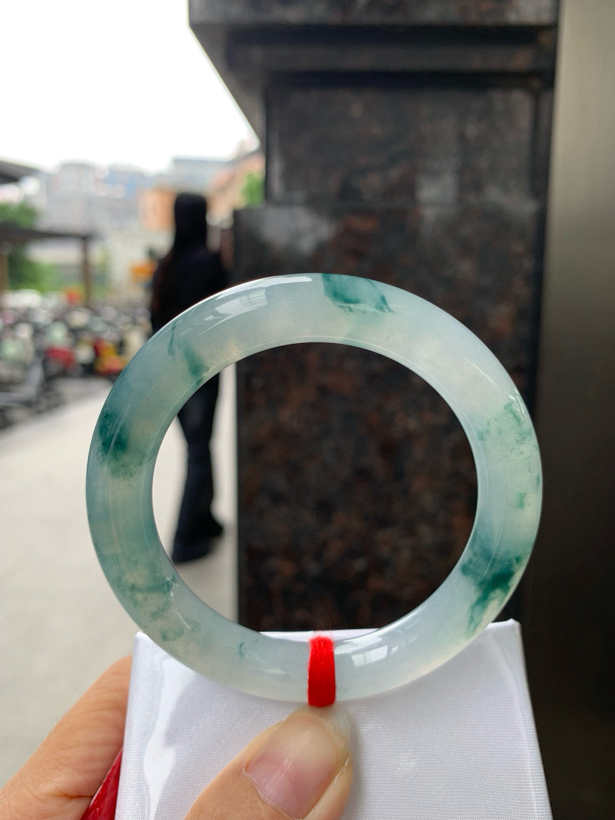 冰飘花圆条
54.1-10.3-10.6
底妆冰润白净，胶润的底妆中开出了朵朵兰花，半山半水的意境，