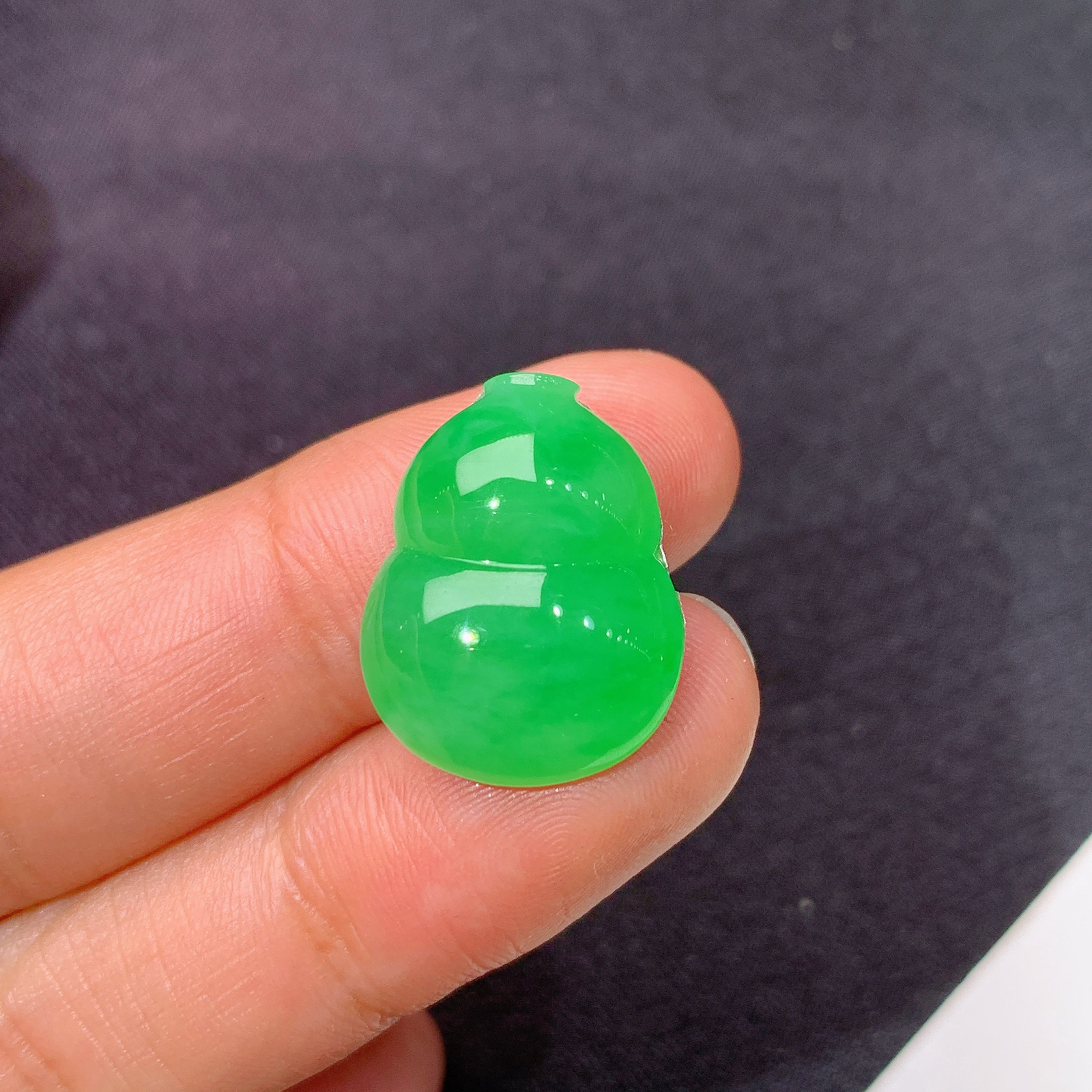 阳绿葫芦，镶嵌佳品，冰润色阳，玉质细腻，种水足，Mng 尺寸19.3*14.8*5.7