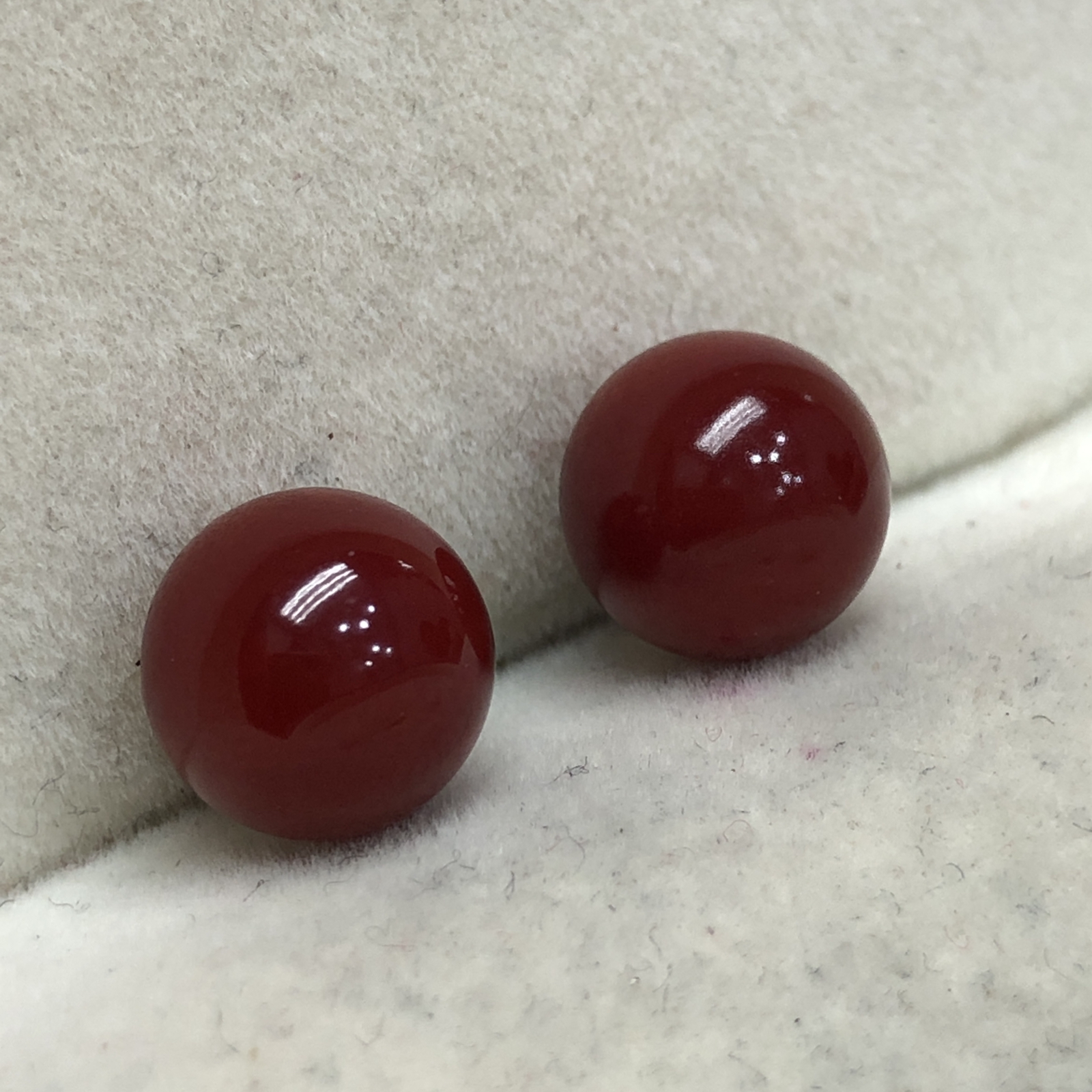 【天然日本阿卡赤血牛血红珊瑚9.7mm大圆珠对珠】天然无添加无优化，阿卡赤血牛血红颜色，光泽柔润透亮，直径约为9.7*9.7*9.7mm，重量2.57克，珊瑚本为佛教珍宝，来自深海千年生长，属于有机宝石，气场强大，稀少珍贵！收藏精品！传承宝贝！未打通孔，背面有阿卡标志性白芯眼，️自行设计耳饰，手镯，多宝等
