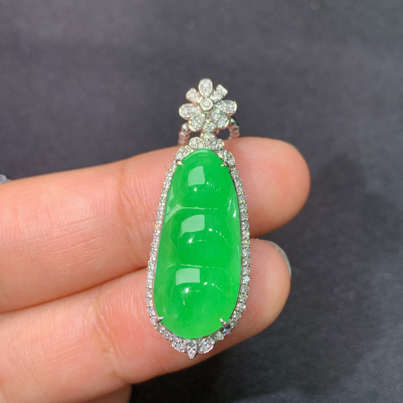 冰阳绿福豆吊坠，18k金镶嵌，冰润色阳，玉质细腻，种水足，Ff 尺寸32.5*11.6*8