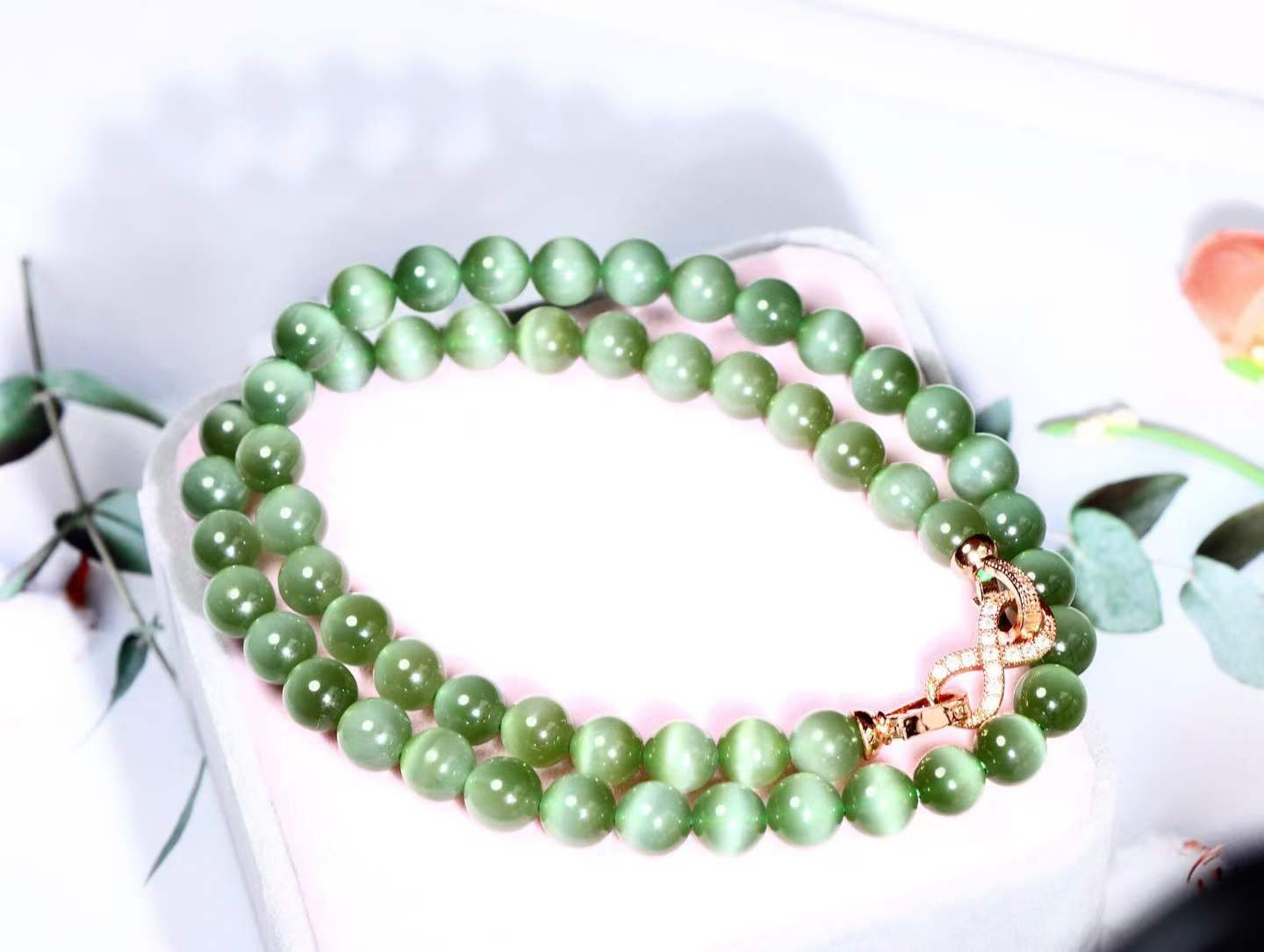 【珠圆玉润】

精品和田玉碧玉猫眼项链 玉质温润细腻  眼线灵动 整串打磨圆润，佩戴舒适。珠珠落玉盘，间关莺语花底滑，一生美好时光，无论身在何处，都有它相伴相守。事事顺遂，幸福美满，吉祥如意。重46.7克 尺寸取一8mm  
1FSO16824203126