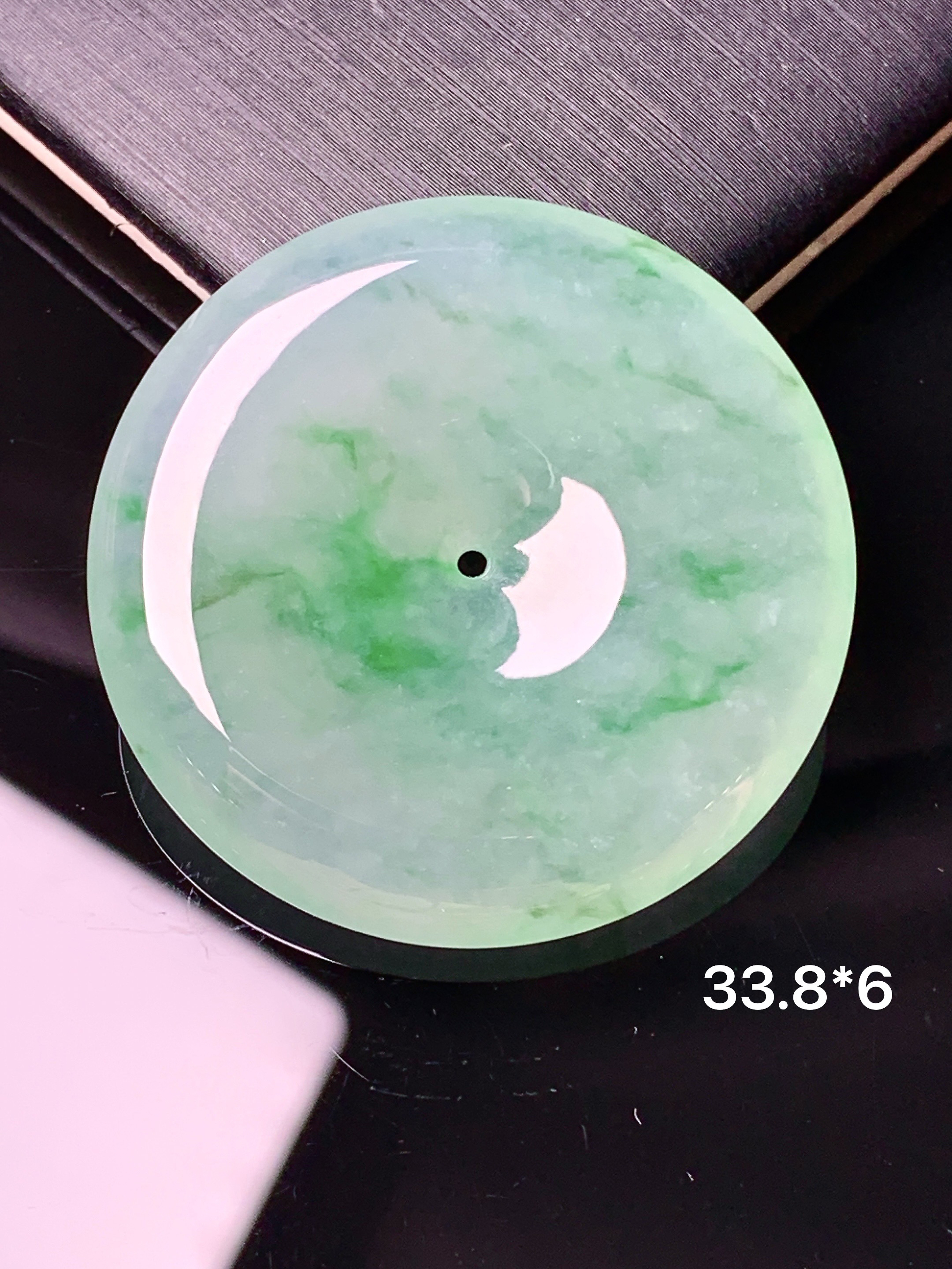 冰种飘绿平安扣吊坠 玉质细腻 色泽艳丽清新 水润亮眼 整体尺寸33.8*6x1