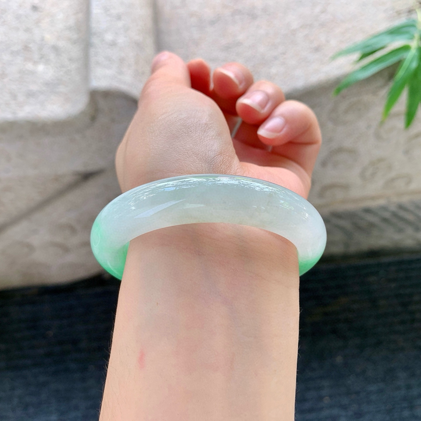 正圈53 54
【圈口】54/12.5/8.7
【描述】细糯飘绿，水润，种老，细腻，无纹裂！