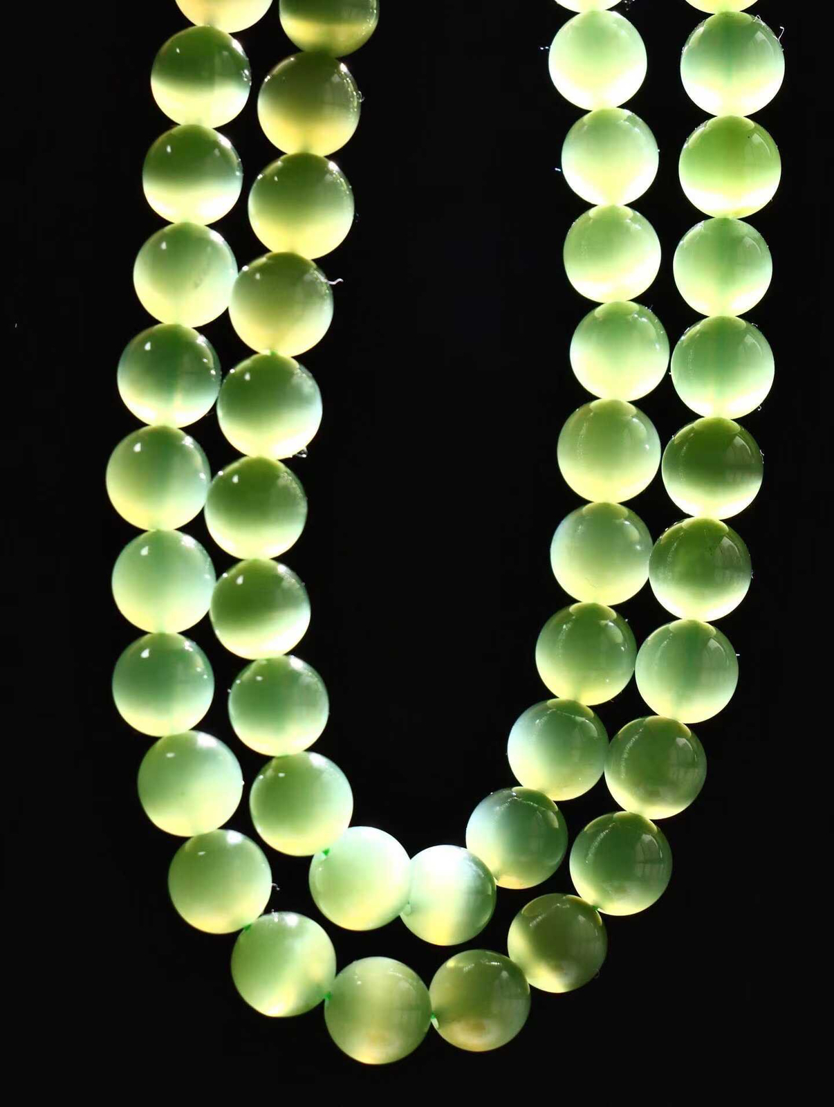 【珠圆玉润】

精品和田玉碧玉猫眼项链 玉质温润细腻  眼线灵动，整串打磨圆润，佩戴舒适。珠珠落玉盘，间关莺语花底滑，一生美好时光，无论身在何处，都有它相伴相守。事事顺遂，幸福美满，吉祥如意。重46.3克 尺寸取一8mm  
2FSO16824203126