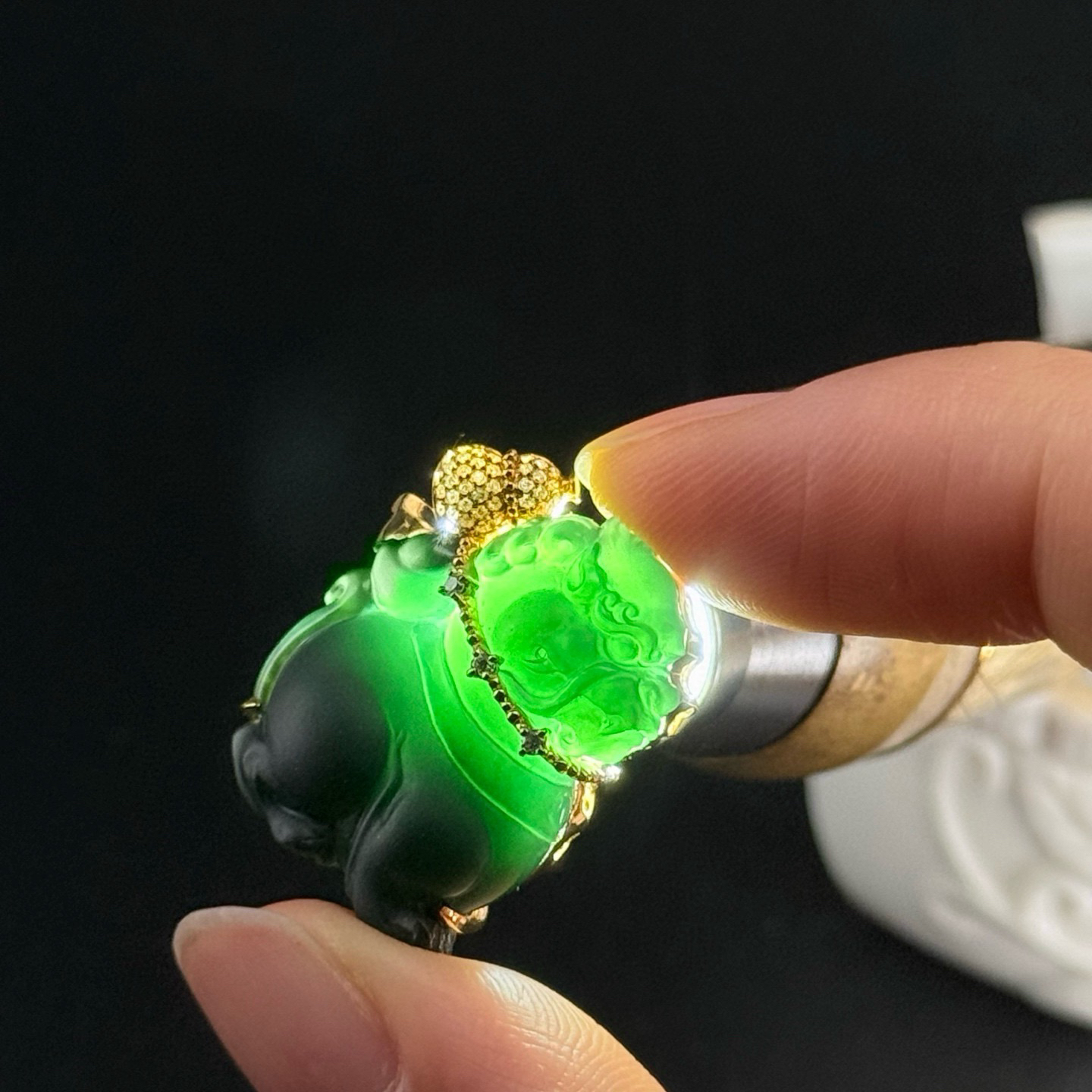 精品18k墨翠小狮子 事事如意 种好色正 黑度极好 打灯通透 油性十足  尺寸24.1