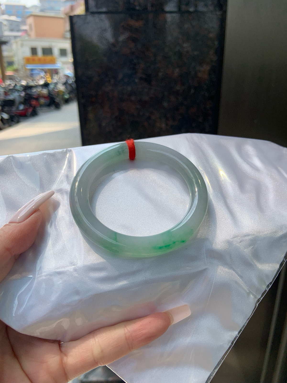 飘绿圆条
52.8-9.1-9.4
有棉纹线，底妆细腻，飘绿花清爽秀气