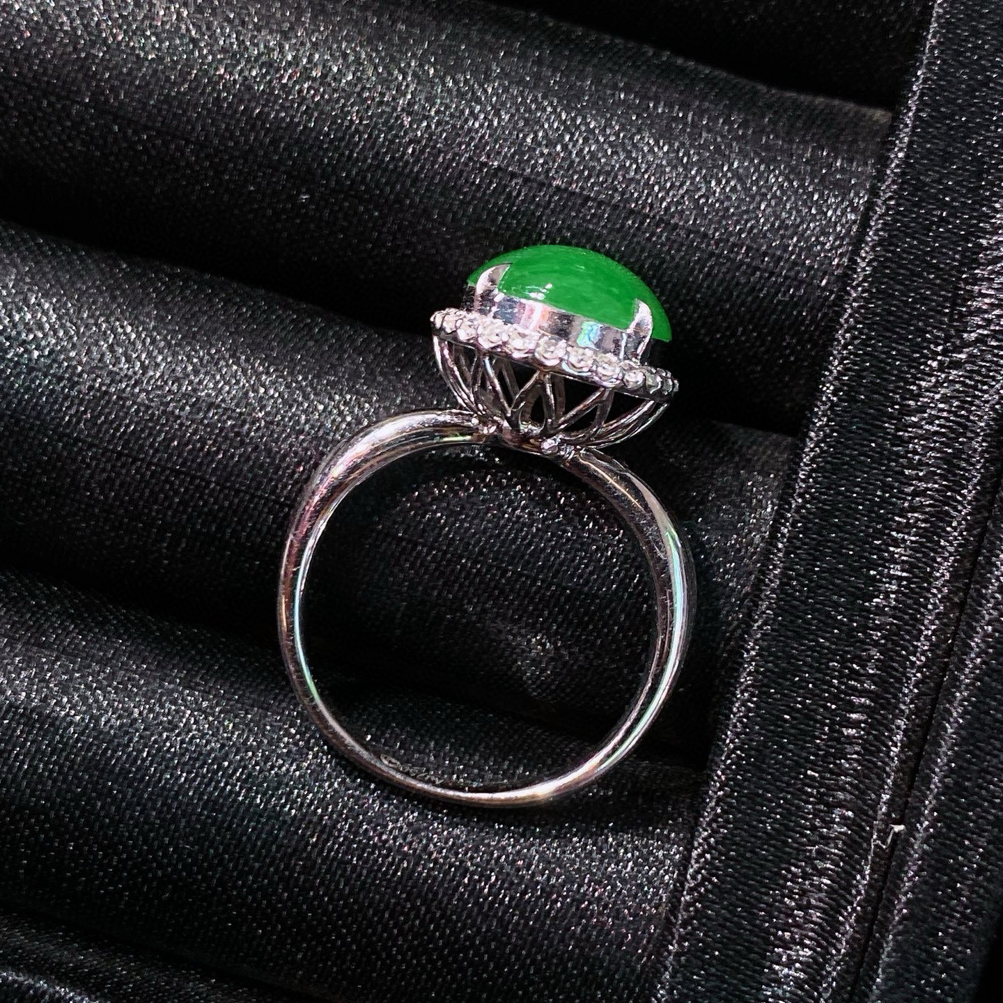 辣阳绿蛋面戒指 
色泽浓郁鲜亮，圆润饱满
18k金镶嵌，简镶真的很耐看
实物更美～