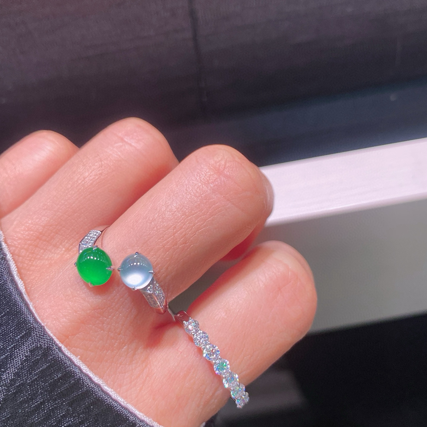 双色蛋面戒指 
冰绿蛋组合戒指，晶莹剔透
女神范十足，梦幻美感十足
18k金镶嵌，简镶真的很耐看
实物更美～