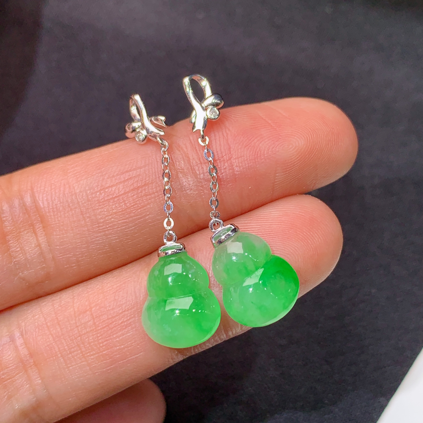 冰阳绿葫芦耳坠，18k金镶嵌，简约时尚，冰润色阳，种水足，Ax 尺寸10.9*9.1*3.3