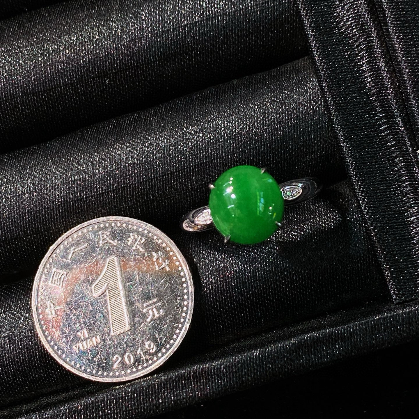 冰阳绿蛋面戒指 
色泽浓郁鲜亮，圆润饱满
18k金镶嵌，简镶真的很耐看
实物更美～