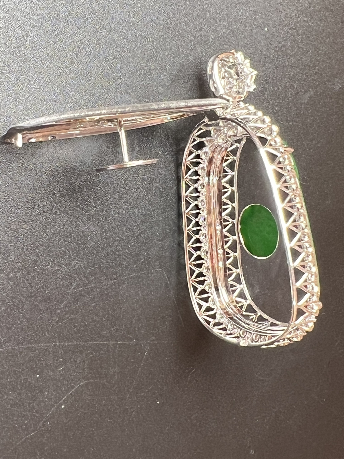 满绿大如意种色俱佳，一刀切，整体尺寸53…*27.8*12 祼石尺寸35.2*22.8*2.5