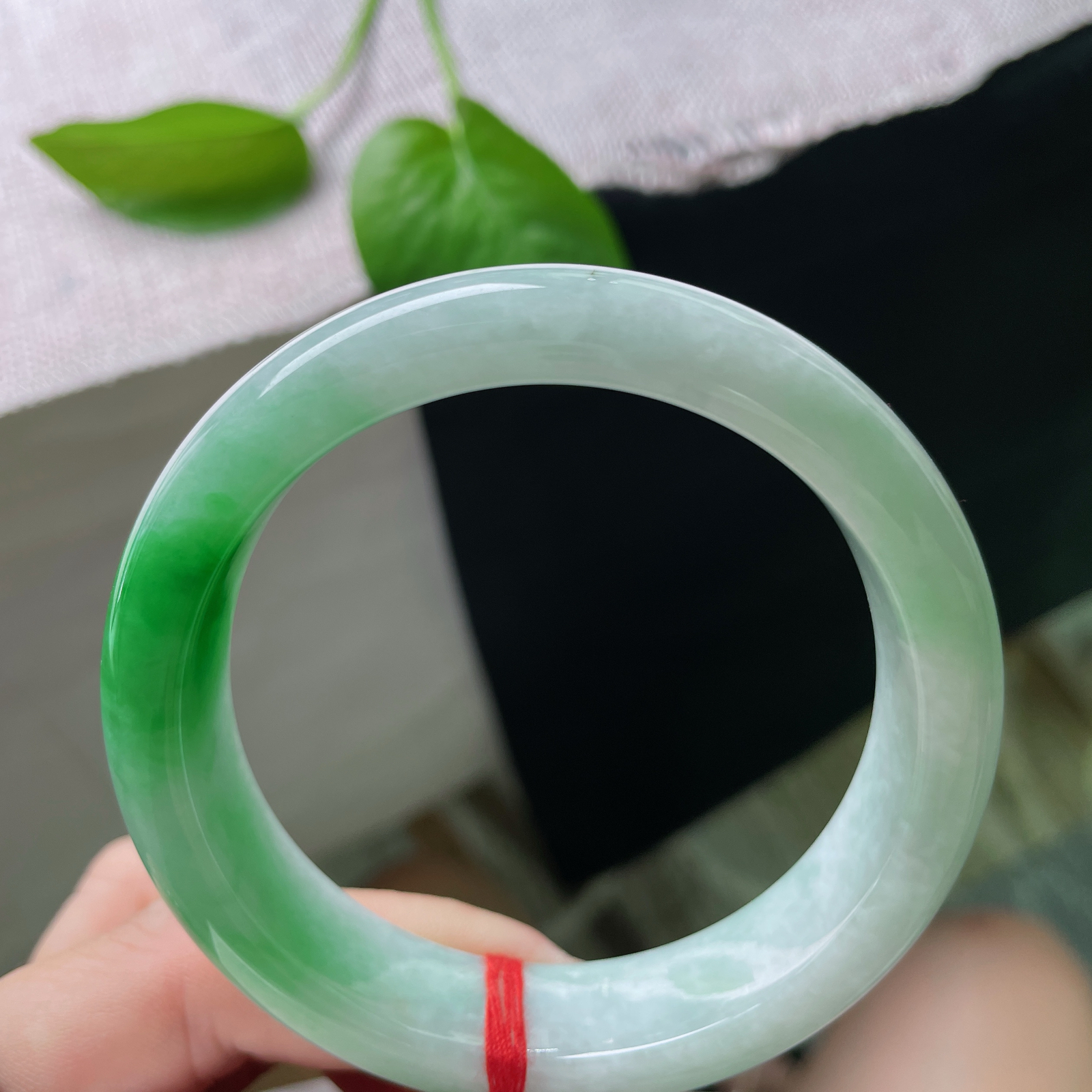 57.8/14.8/8.5飘绿正圈，水润，宽版，婉间 一抹灵韵翠绿，贵气，皮纹