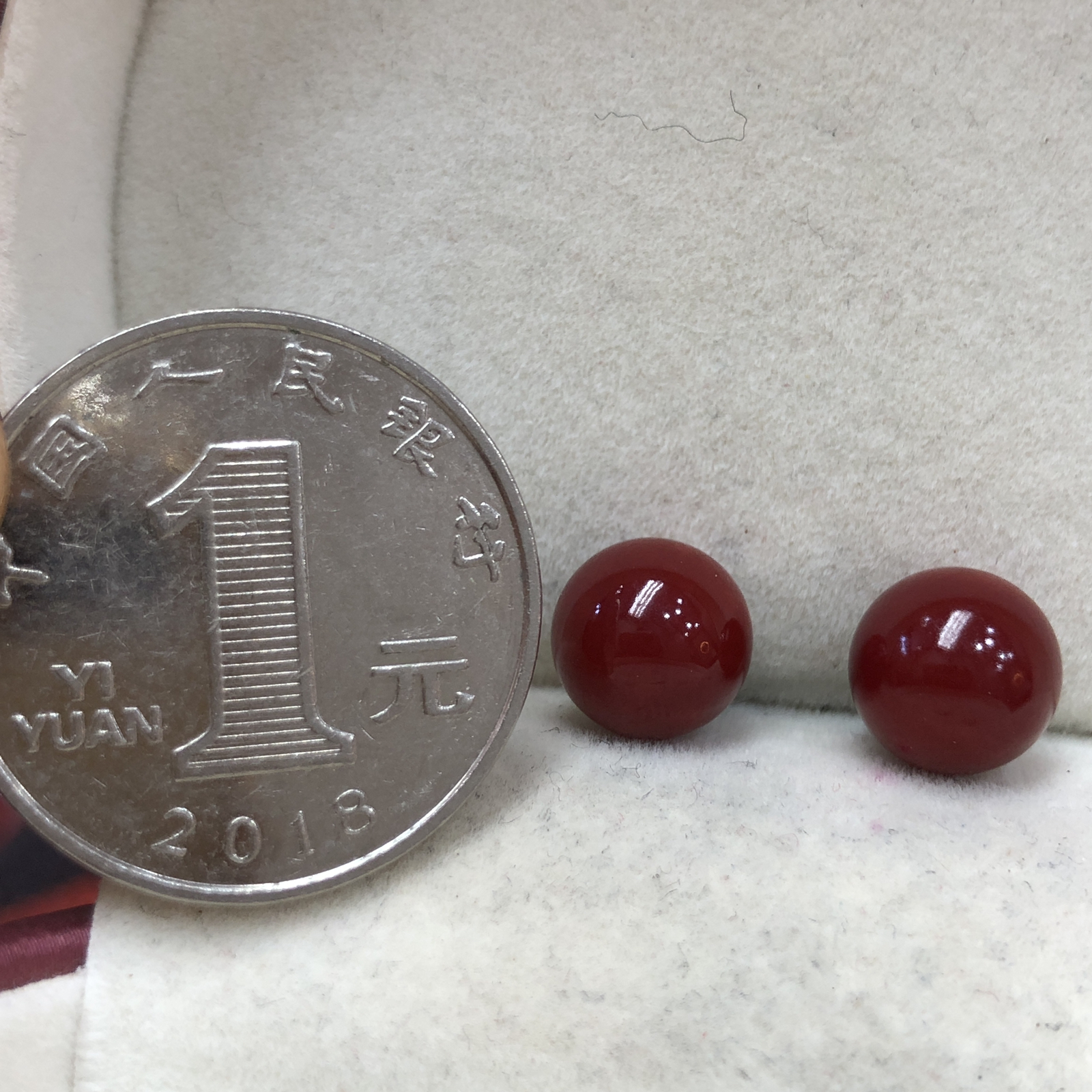 【天然日本阿卡赤血牛血红珊瑚9.7mm大圆珠对珠】天然无添加无优化，阿卡赤血牛血红颜色，光泽柔润透亮，直径约为9.7*9.7*9.7mm，重量2.57克，珊瑚本为佛教珍宝，来自深海千年生长，属于有机宝石，气场强大，稀少珍贵！收藏精品！传承宝贝！未打通孔，背面有阿卡标志性白芯眼，️自行设计耳饰，手镯，多宝等