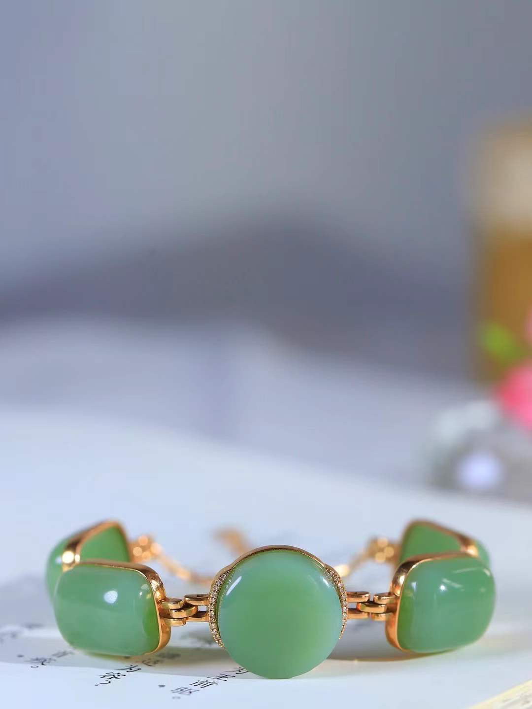 【金镶玉.手链】

收藏级臻品️18K金镶嵌和田玉碧玉手链，以珍稀之礼，寄永恒之愿  和田玉自古为“消灾之灵”，护佑身心康泰；18K金以精工錾刻，如丝绦缠绕，喻意将好运紧系腕间。无论是本命年祈福，亦或日常相伴，皆成随身守护。  重25.6克  尺寸取一16.5-12.5mm 23372633T