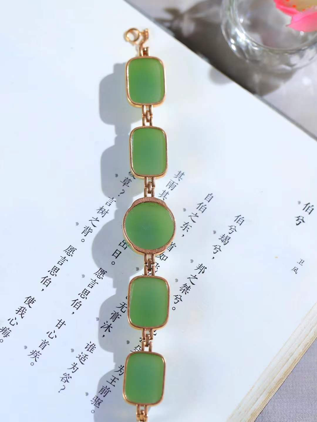 【金镶玉.手链】

收藏级臻品️18K金镶嵌和田玉碧玉手链，以珍稀之礼，寄永恒之愿  和田玉自古为