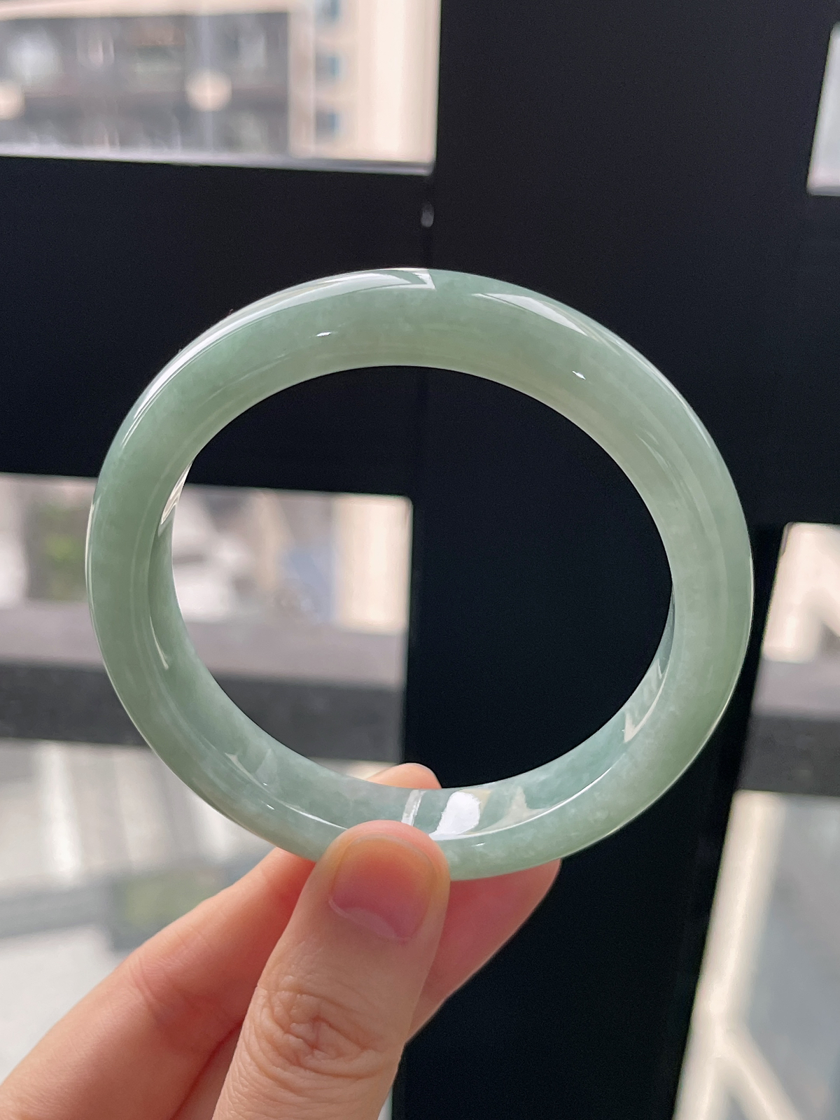 正圈56.3圈口，翡翠糯化种淡绿色手镯