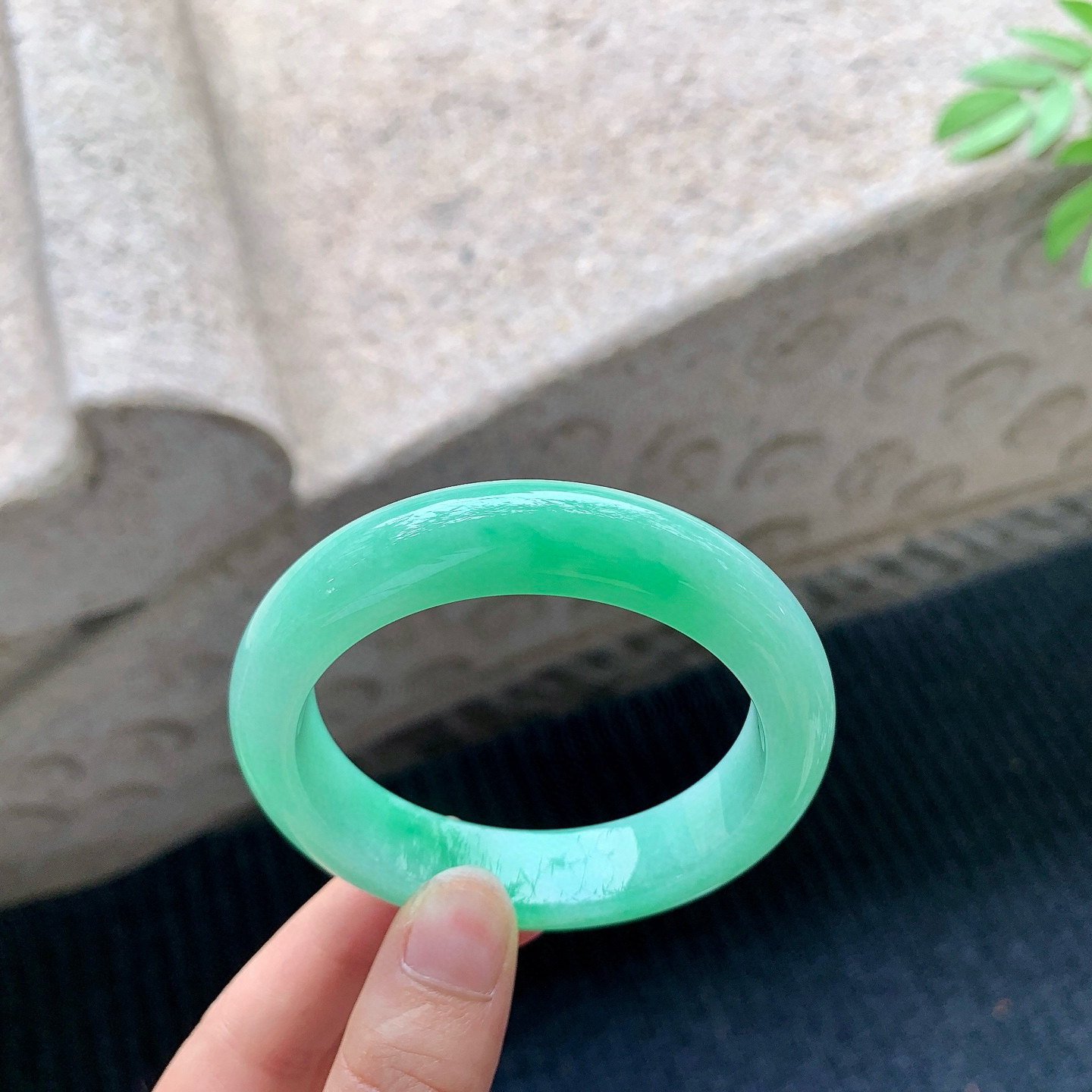 正圈52 53
【圈口】53.4/13/8.8
【描述】阳绿，满绿，水润，种老，细腻，无纹裂！