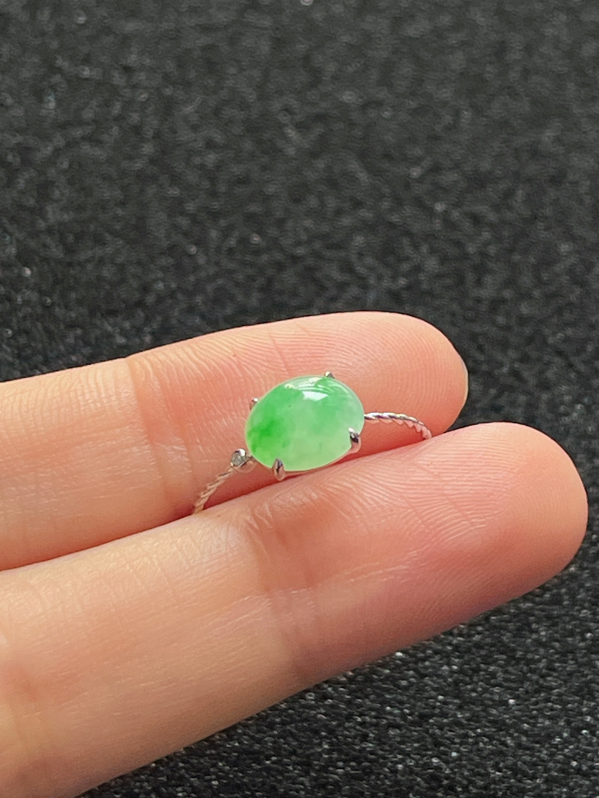 18k金翡翠绿色戒指