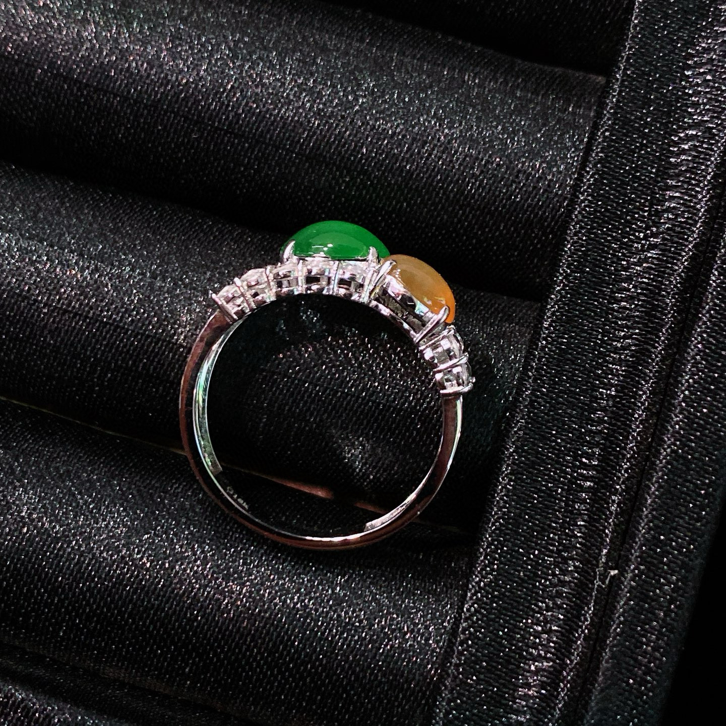双色蛋面戒指 
冰绿蛋组合戒指，色泽饱满鲜活
18k金镶嵌，精致又大气，实物更美～