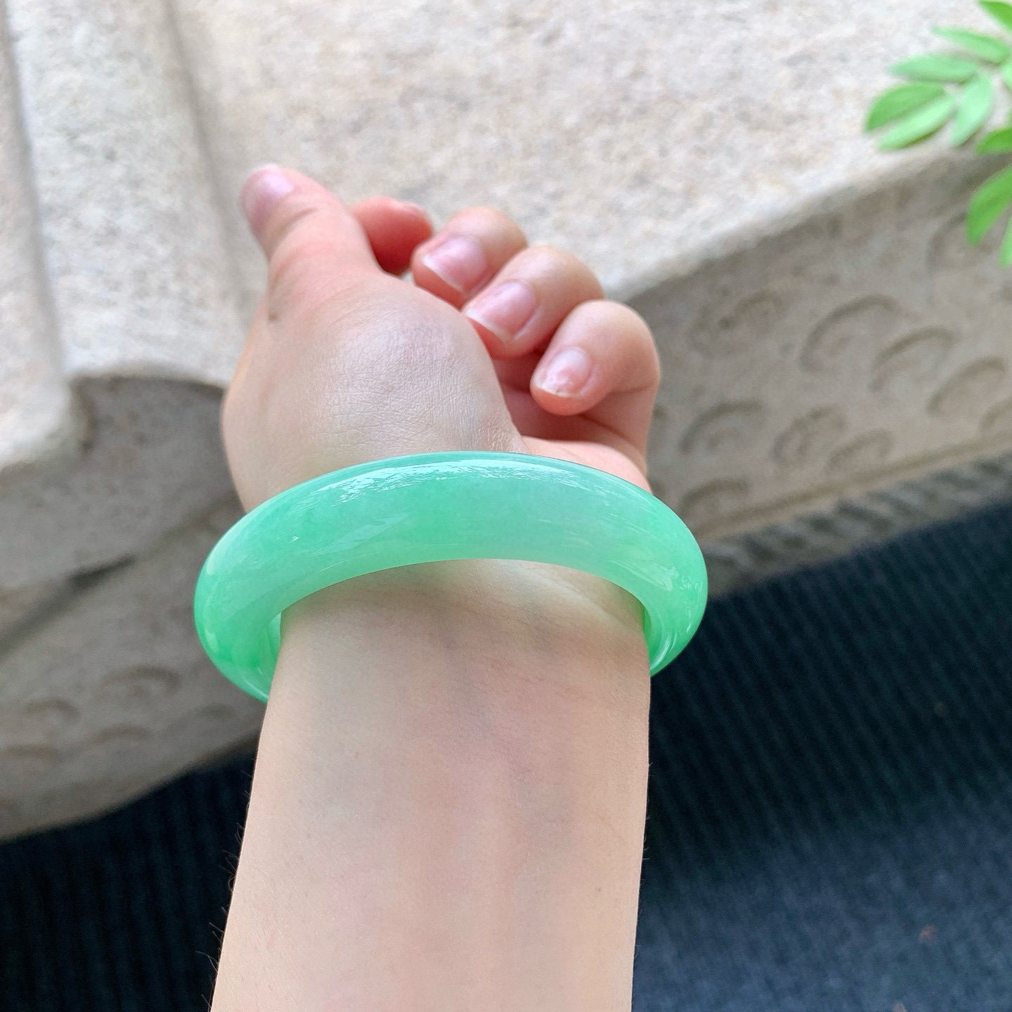 正圈52 53
【圈口】53.4/13/8.8
【描述】阳绿，满绿，水润，种老，细腻，无纹裂！