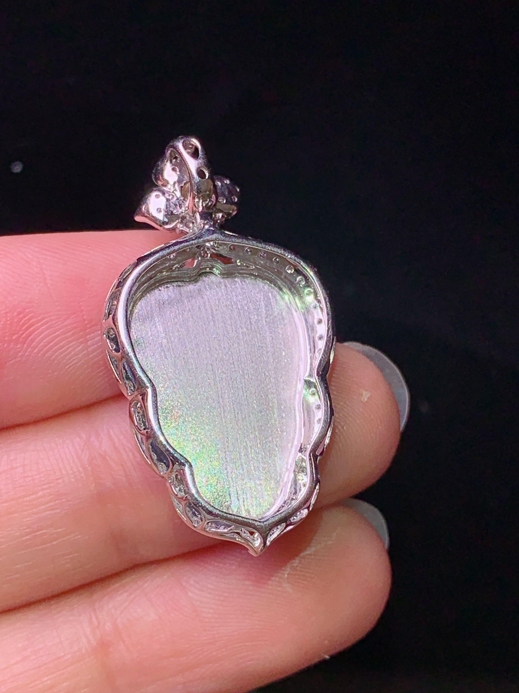 18k金钻镶嵌翠绿树叶吊坠 玉质细腻 色泽艳丽清新 水润亮眼 整体尺寸33.5*17.8*7t1